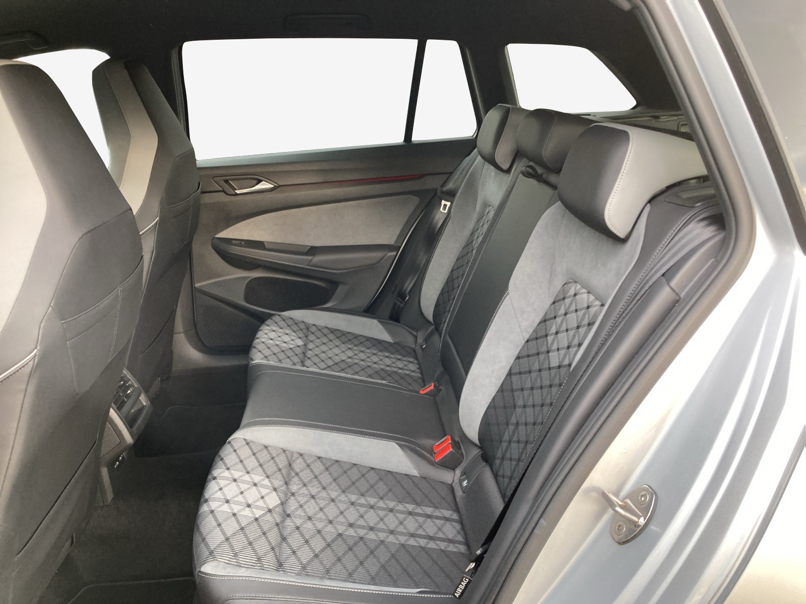 VW Golf Variant 1.5 eTSI mHEV R-Line-image-11
