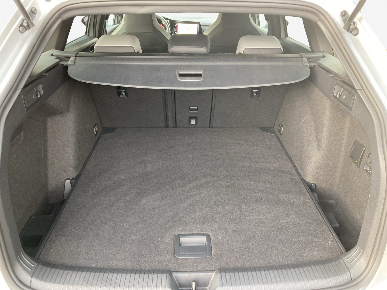 VW Golf Variant 1.5 eTSI mHEV R-Line-image-12
