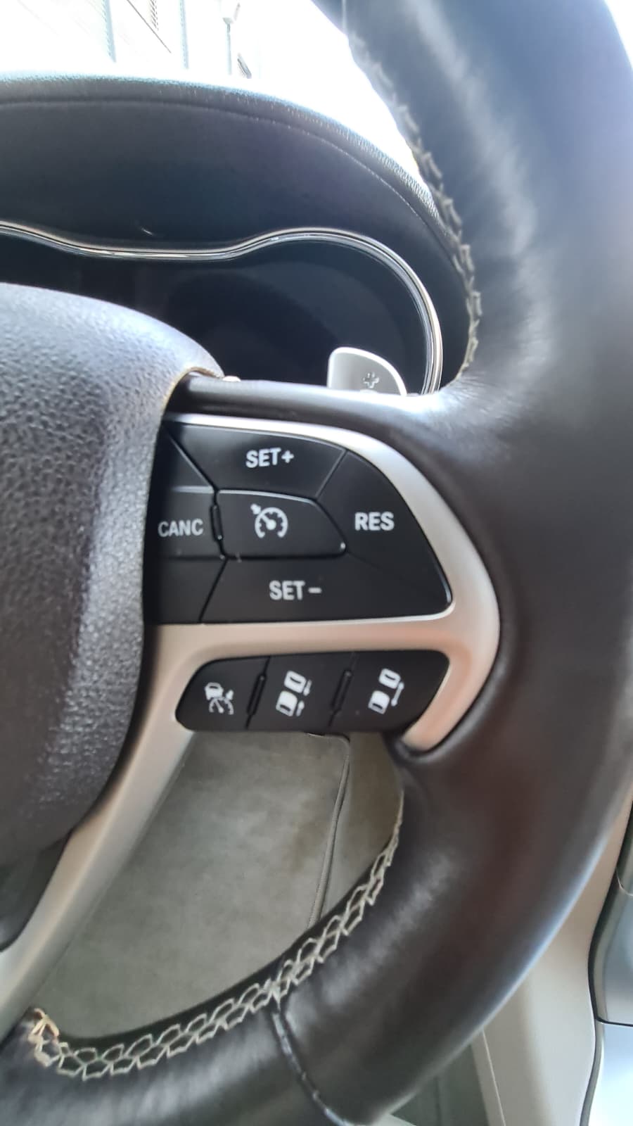 JEEP Grand Cherokee 3.0 CRD Overland Automatic ** Voll-Leder ** Gr-Navi ** RF-Kamera ** Anh-Kupplung ** Panorama-Glasdach ** Ab MFK-image-10