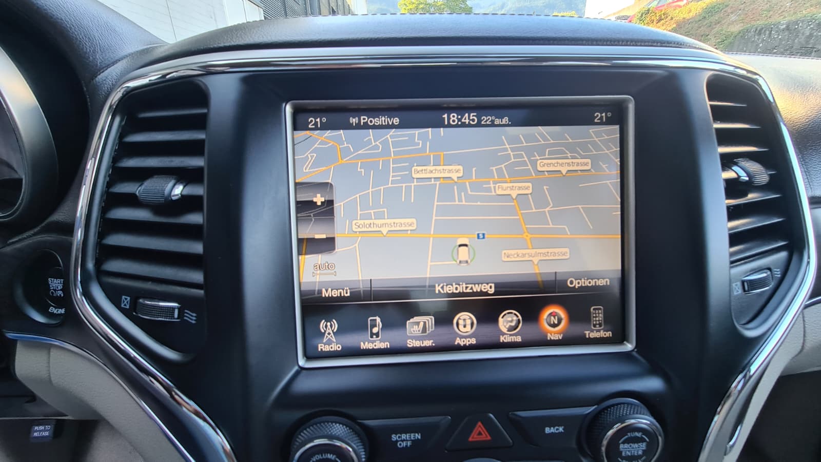 JEEP Grand Cherokee 3.0 CRD Overland Automatic ** Voll-Leder ** Gr-Navi ** RF-Kamera ** Anh-Kupplung ** Panorama-Glasdach ** Ab MFK-image-12