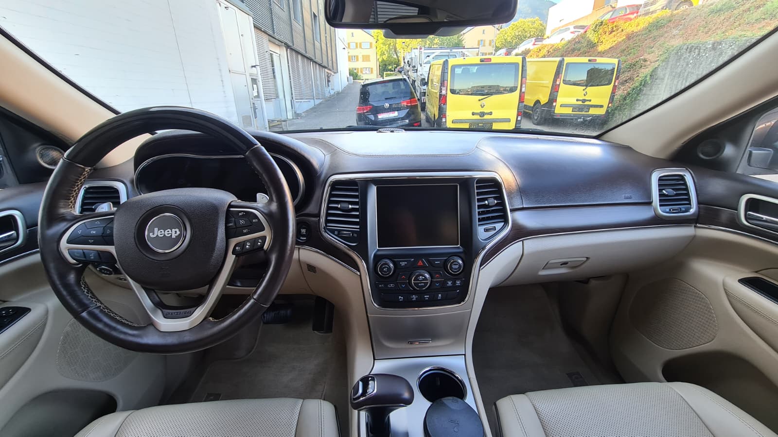 JEEP Grand Cherokee 3.0 CRD Overland Automatic ** Voll-Leder ** Gr-Navi ** RF-Kamera ** Anh-Kupplung ** Panorama-Glasdach ** Ab MFK-image-16