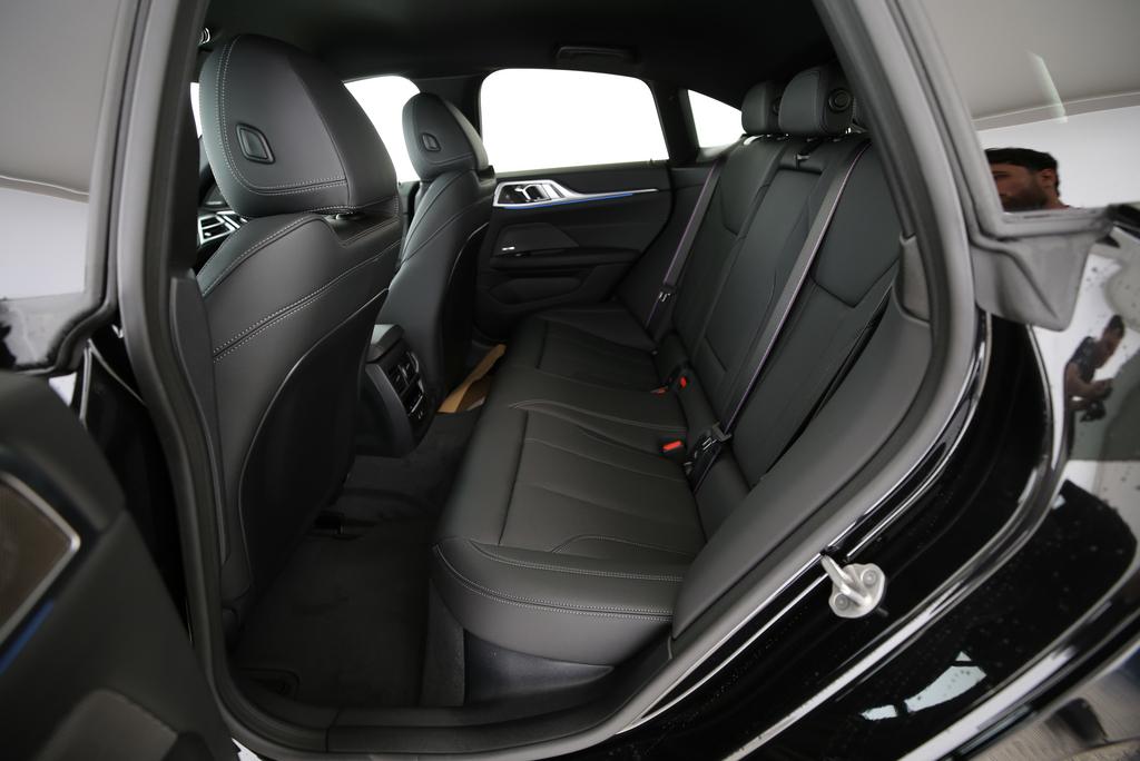BMW i4 xDrive40-image-16