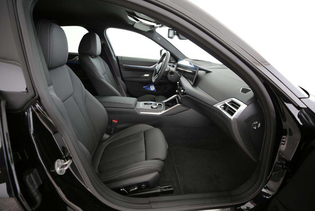 BMW i4 xDrive40-image-13