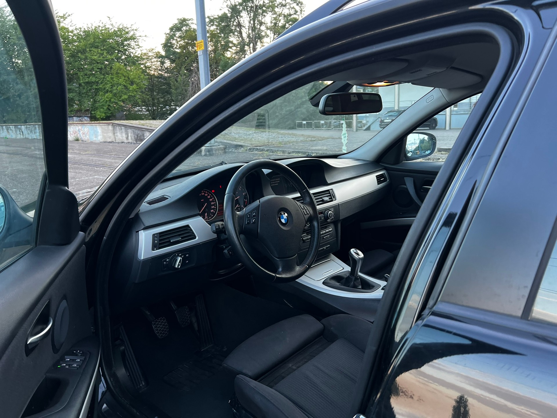 BMW 320i Touring-image-8