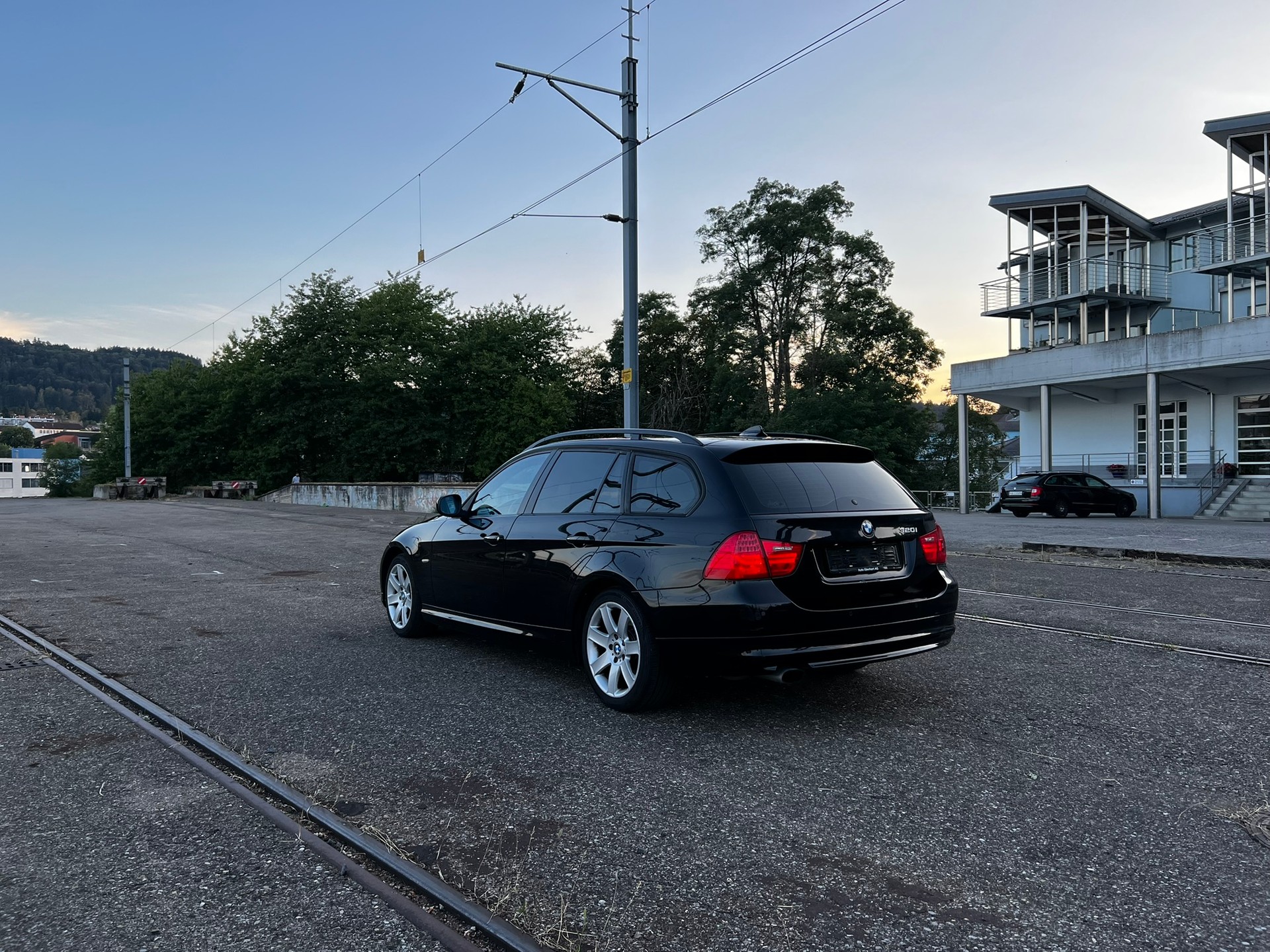 BMW 320i Touring-image-4
