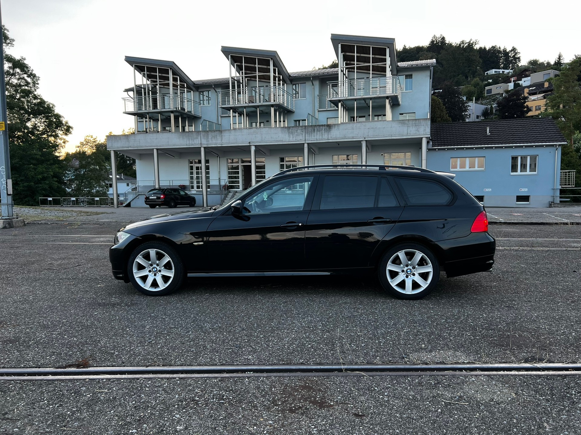 BMW 320i Touring-image-5