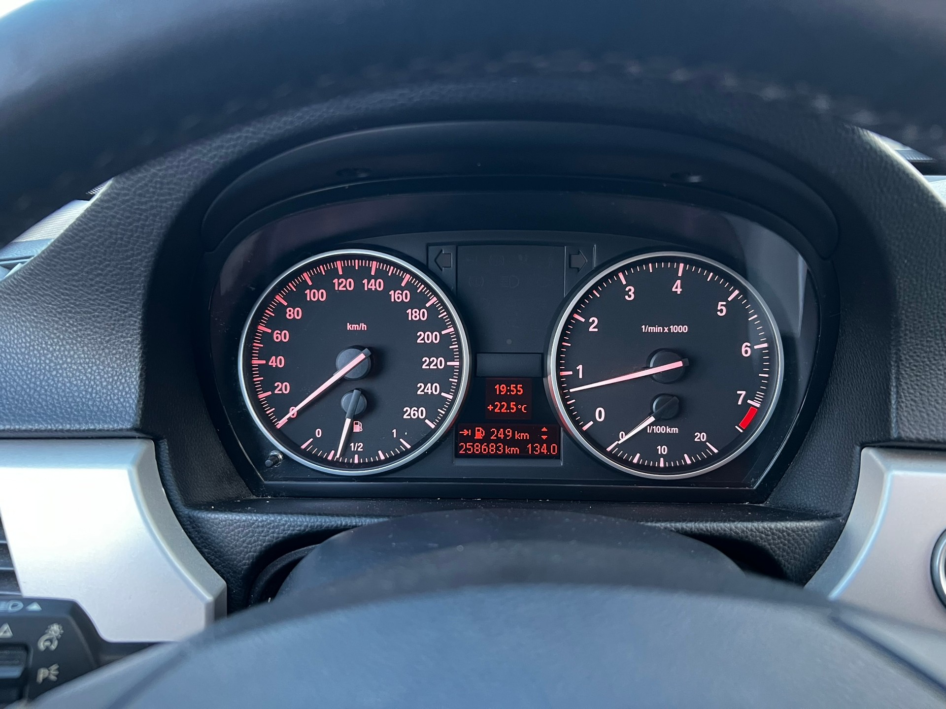 BMW 320i Touring-image-10