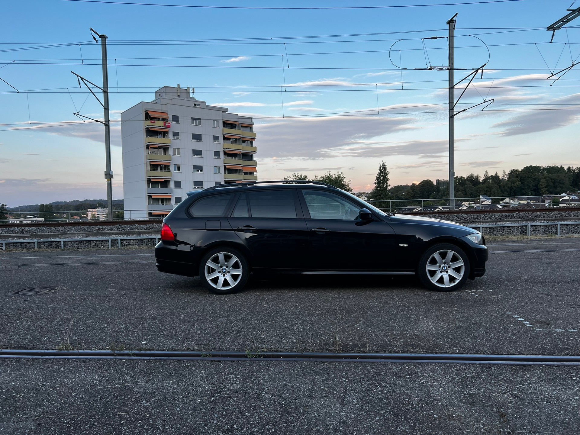 BMW 320i Touring-image-1