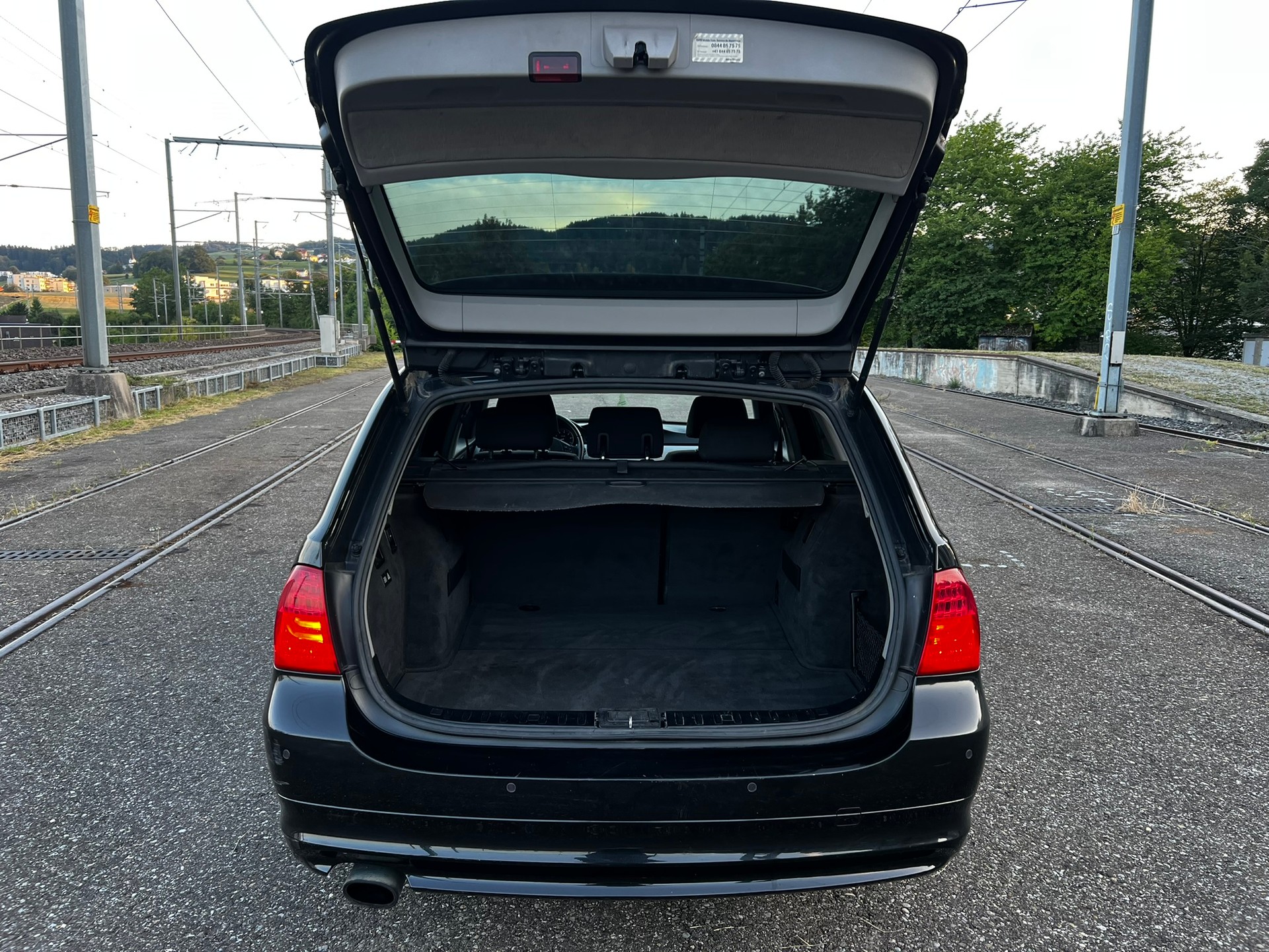 BMW 320i Touring-image-9