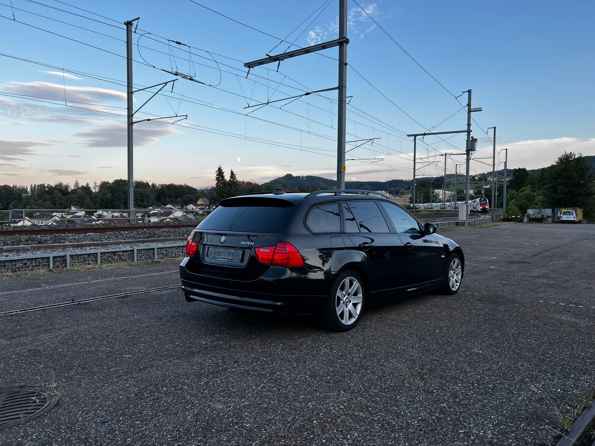 BMW 320i Touring-image-2