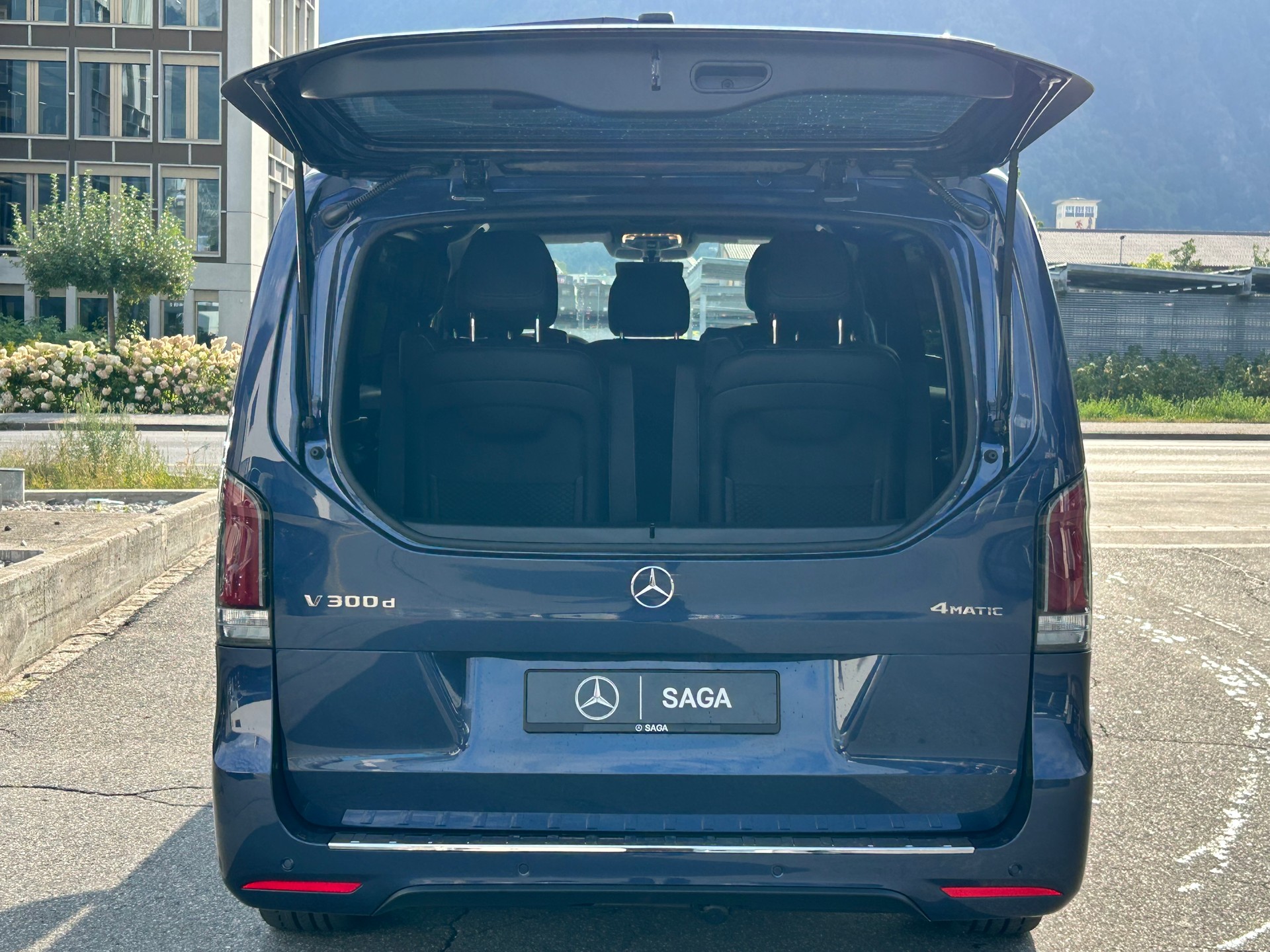 MERCEDES-BENZ V 300 d Exclusive L SWISS EDITION 4MATIC-image-11