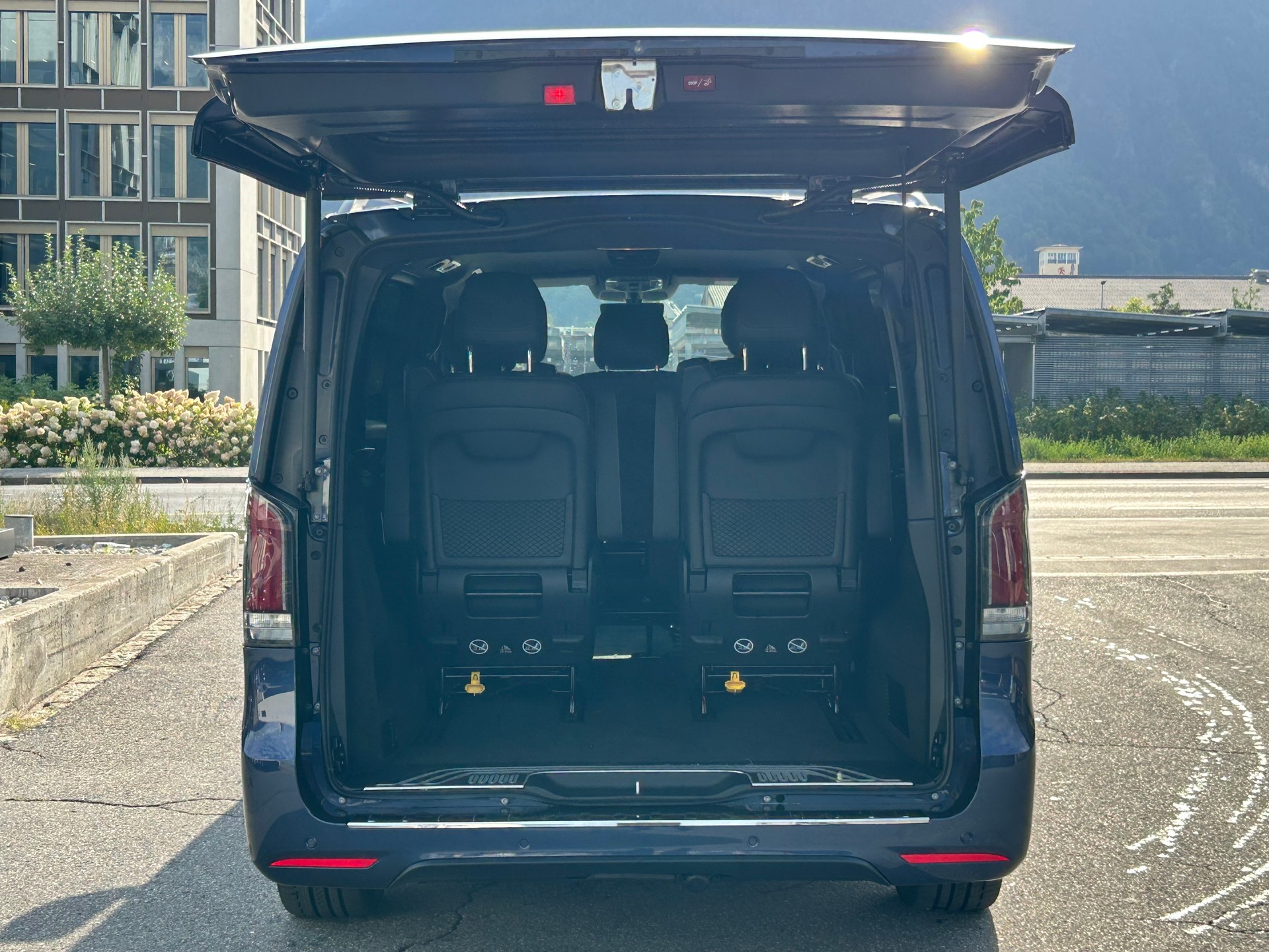MERCEDES-BENZ V 300 d Exclusive L SWISS EDITION 4MATIC-image-12