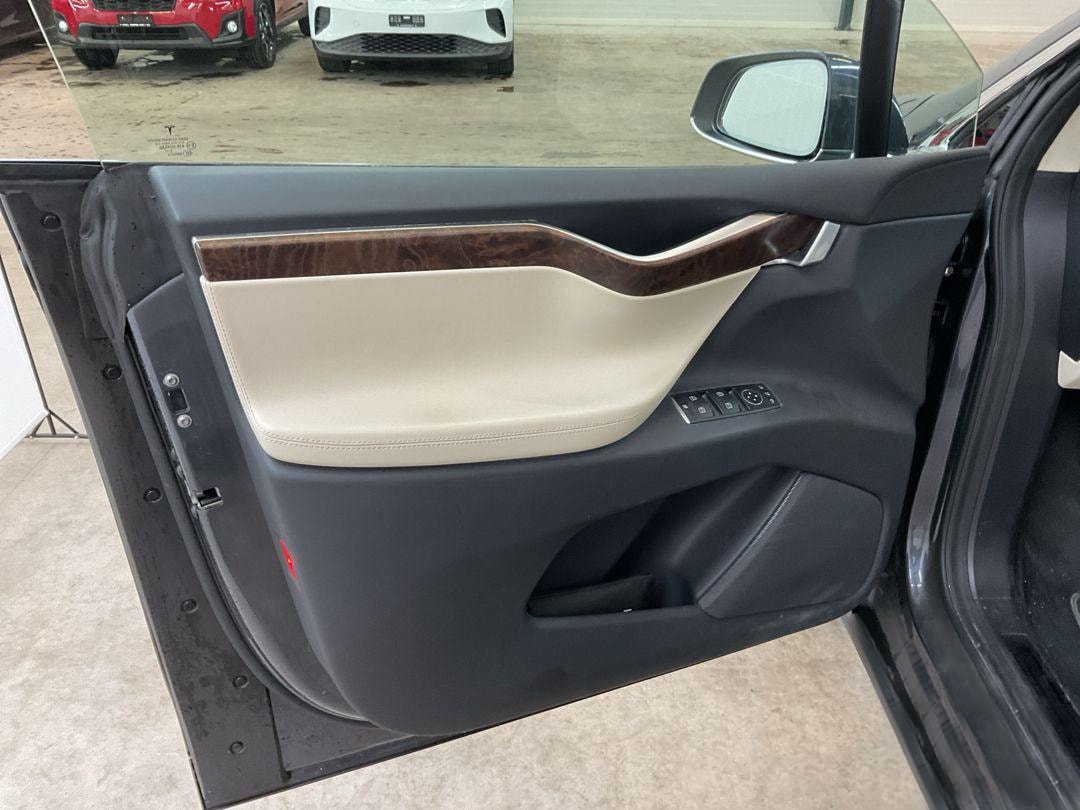 TESLA Model X 75 D-image-10