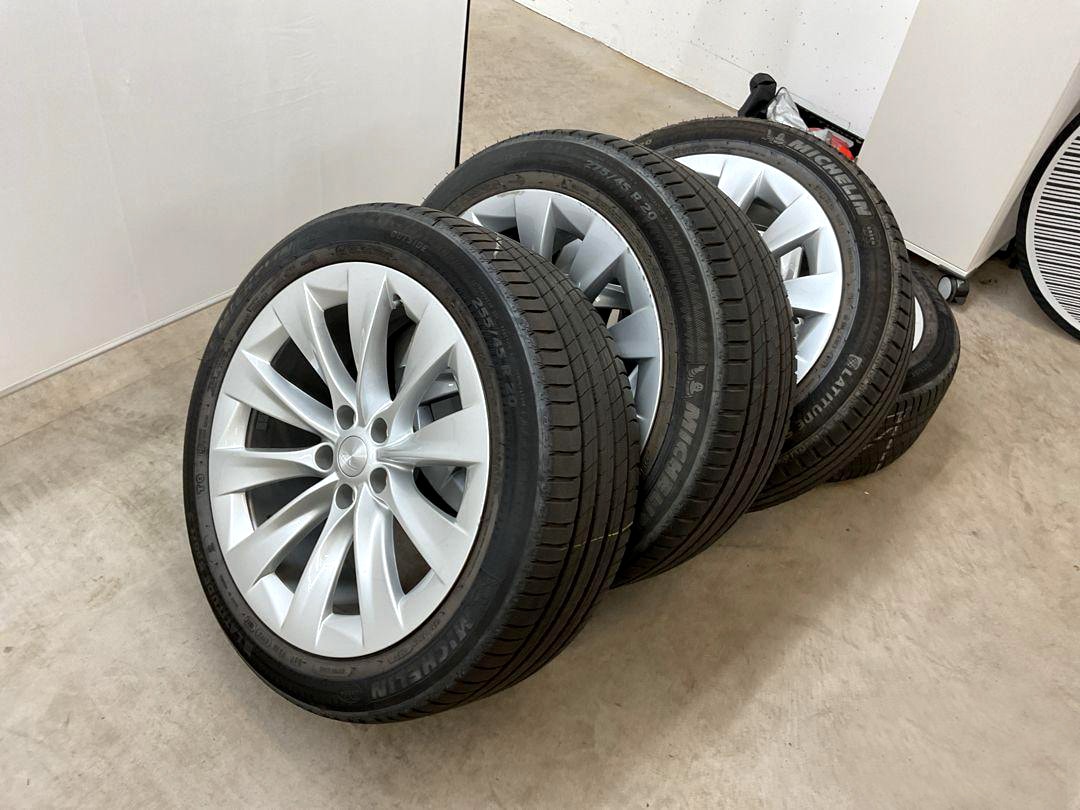 TESLA Model X 75 D-image-11
