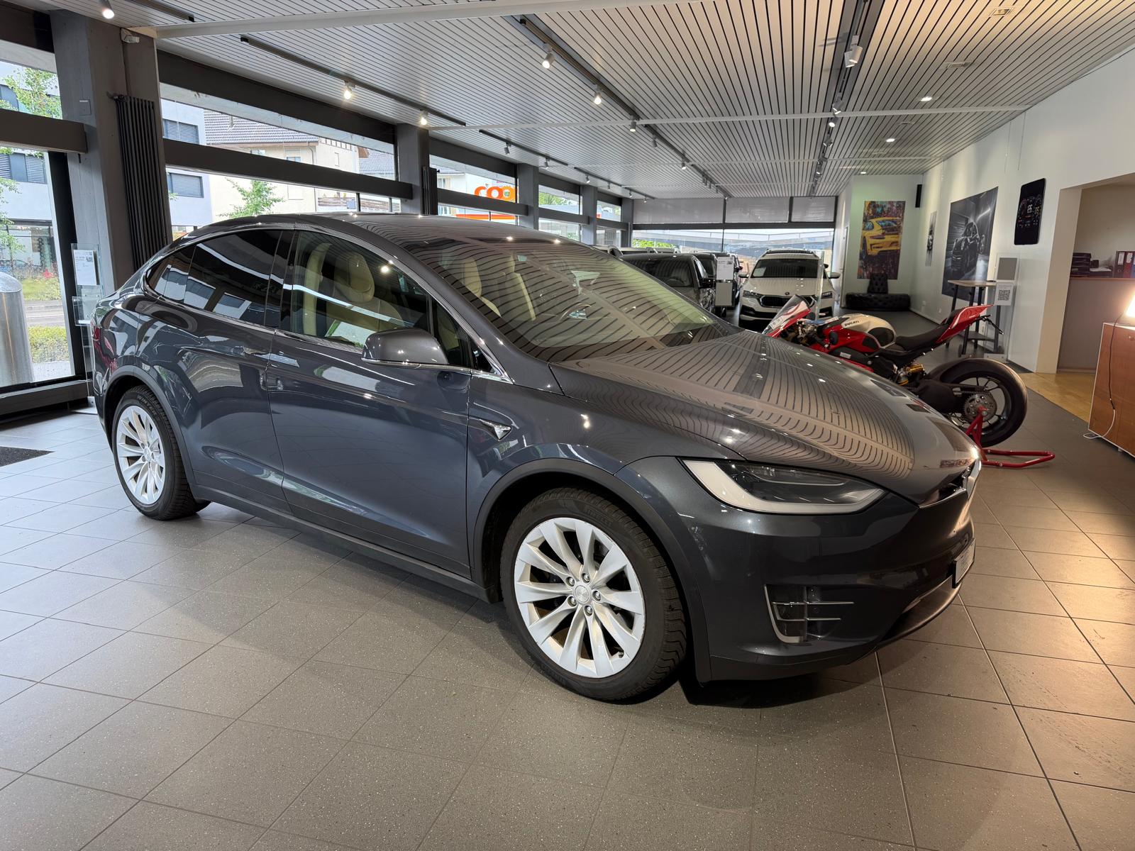 TESLA Model X 75 D-image-4