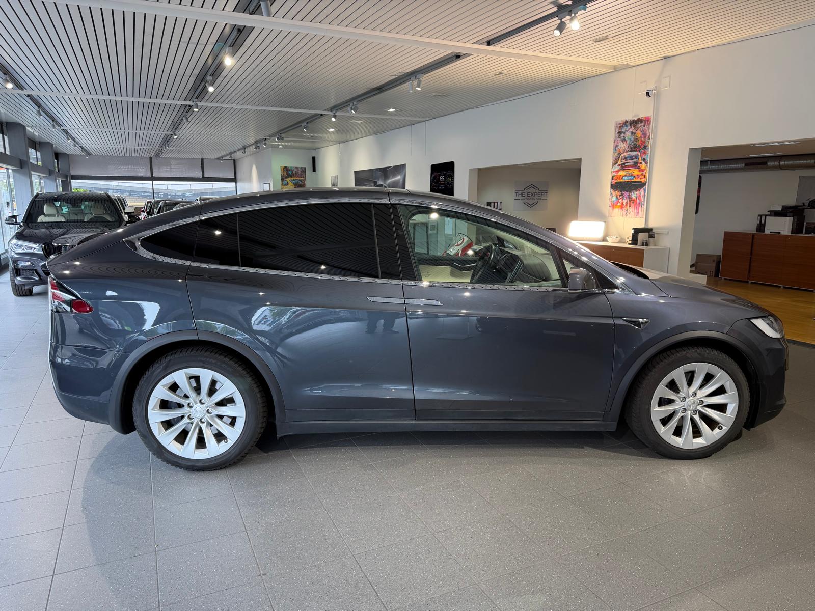 TESLA Model X 75 D-image-5