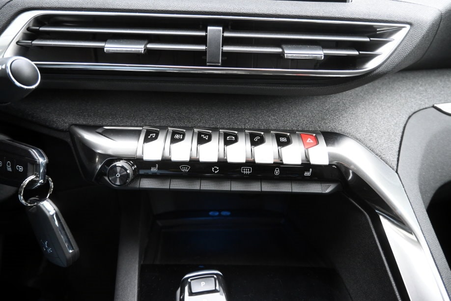 PEUGEOT 3008 1.2 PureTech Allure EAT-image-12
