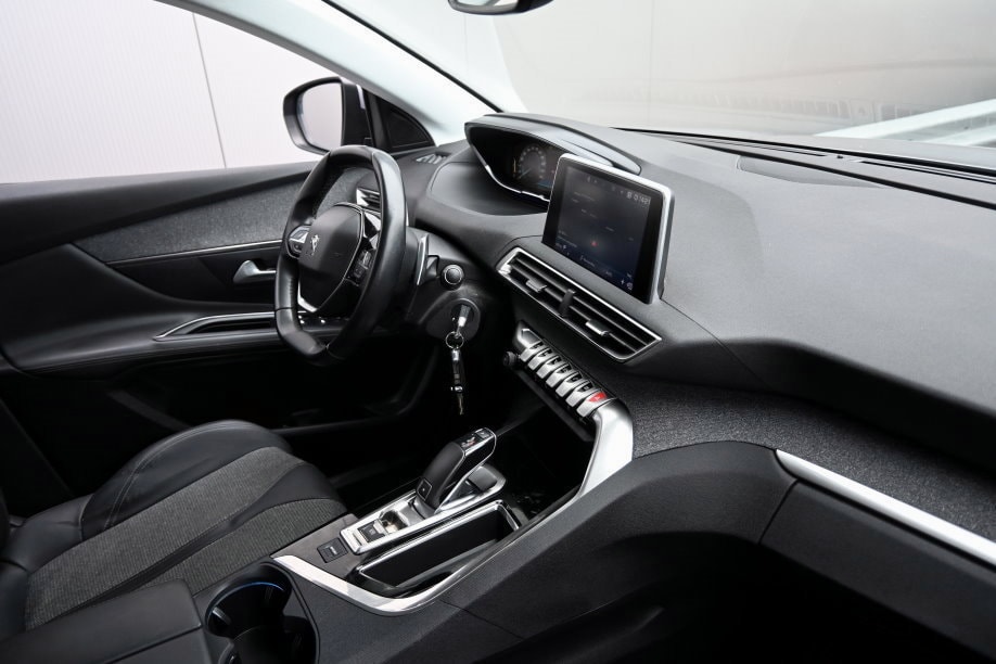 PEUGEOT 3008 1.2 PureTech Allure EAT-image-6