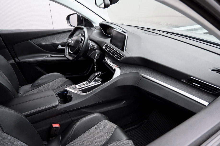 PEUGEOT 3008 1.2 PureTech Allure EAT-image-4