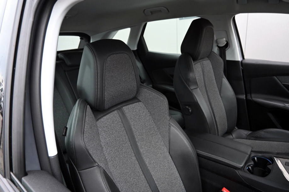PEUGEOT 3008 1.2 PureTech Allure EAT-image-5