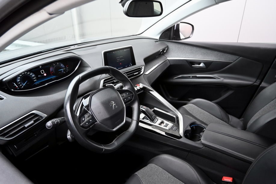 PEUGEOT 3008 1.2 PureTech Allure EAT-image-10