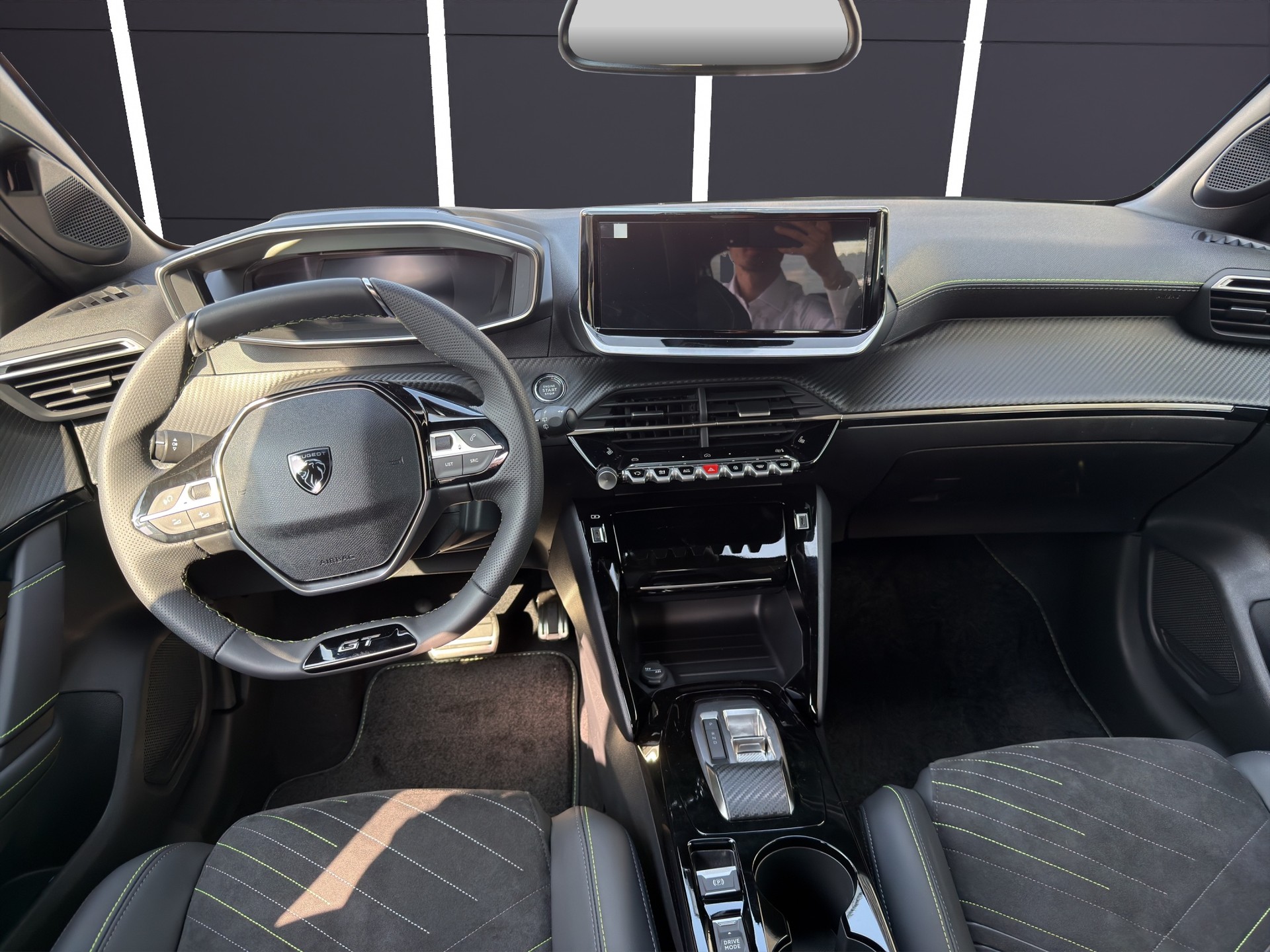 PEUGEOT 208 1.2 MHEV GT Exclusive-image-7
