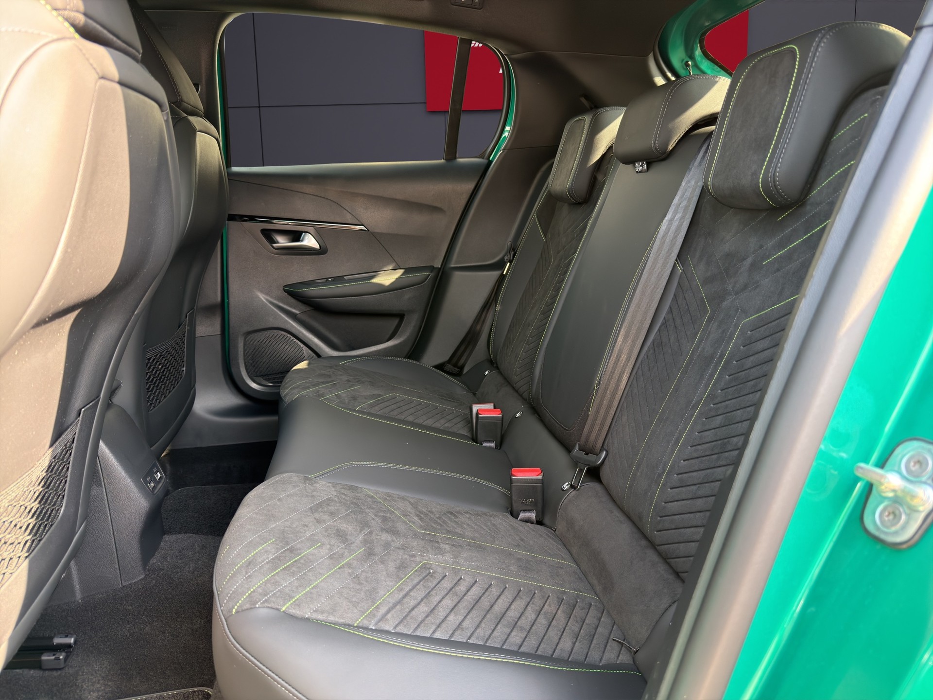 PEUGEOT 208 1.2 MHEV GT Exclusive-image-6