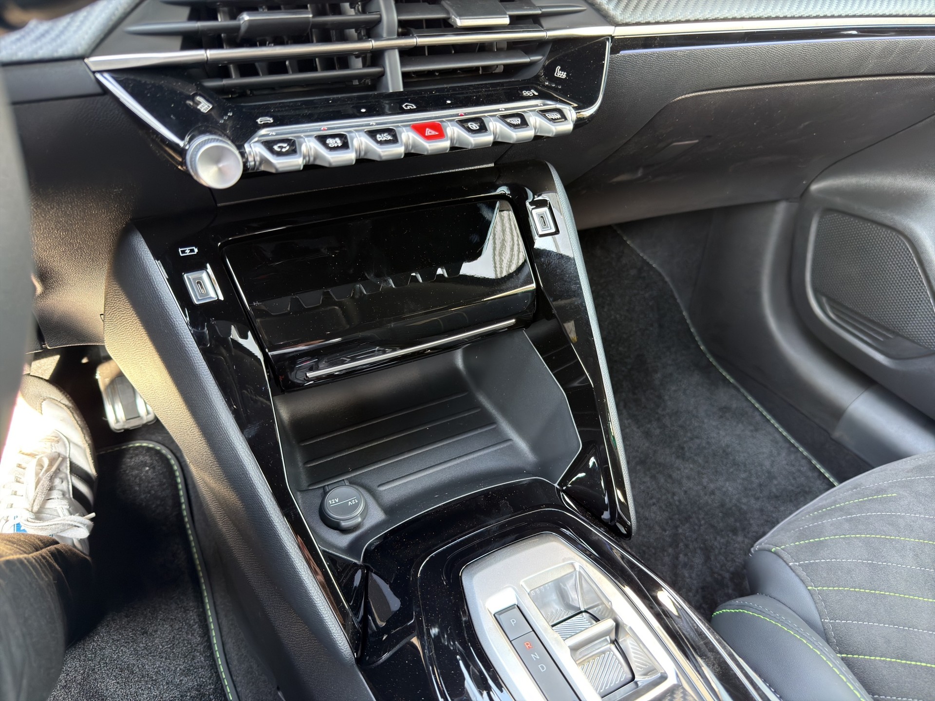PEUGEOT 208 1.2 MHEV GT Exclusive-image-10