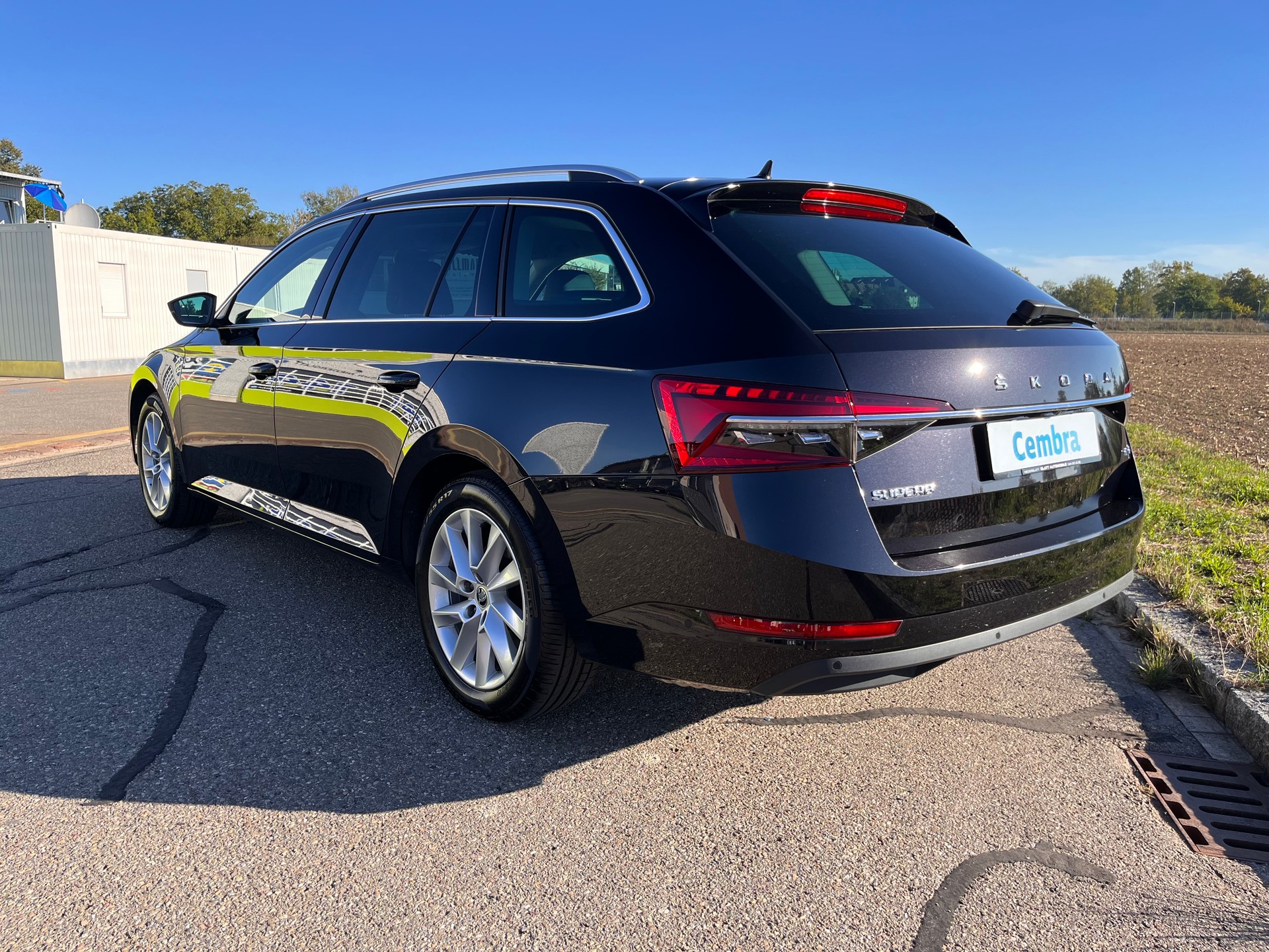 SKODA Superb Combi 2.0 TDi Style 4x4 DSG * MY SKODA PAKET - LEDER ALCANTARA - 1.HAND - AHK 2200kg *-showroom-element-2