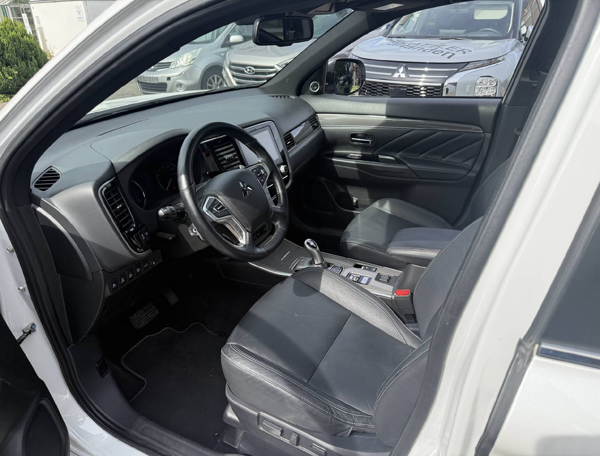 MITSUBISHI Outlander 2.4 PHEV Diamond-image-4
