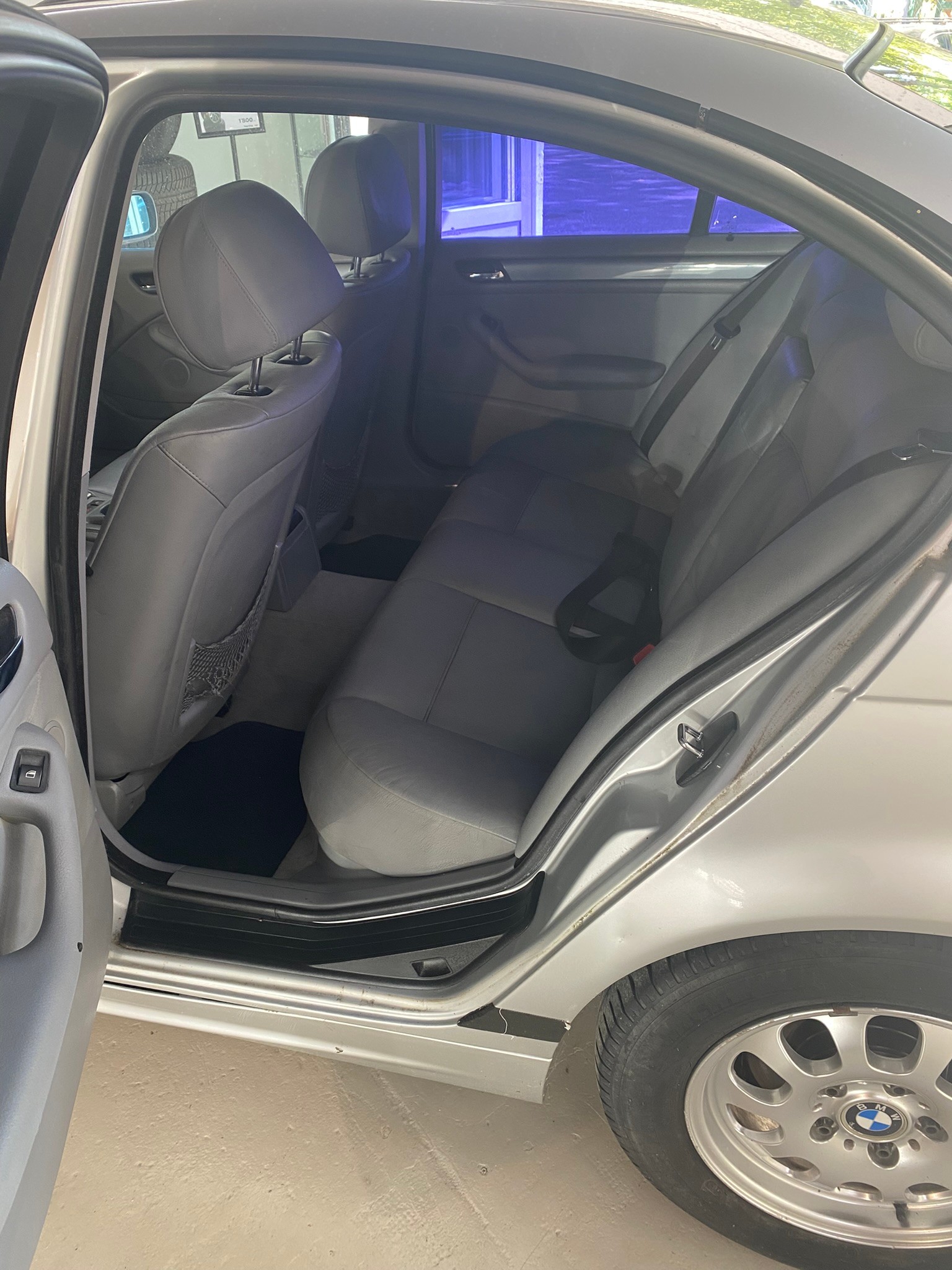 BMW 323i-image-24