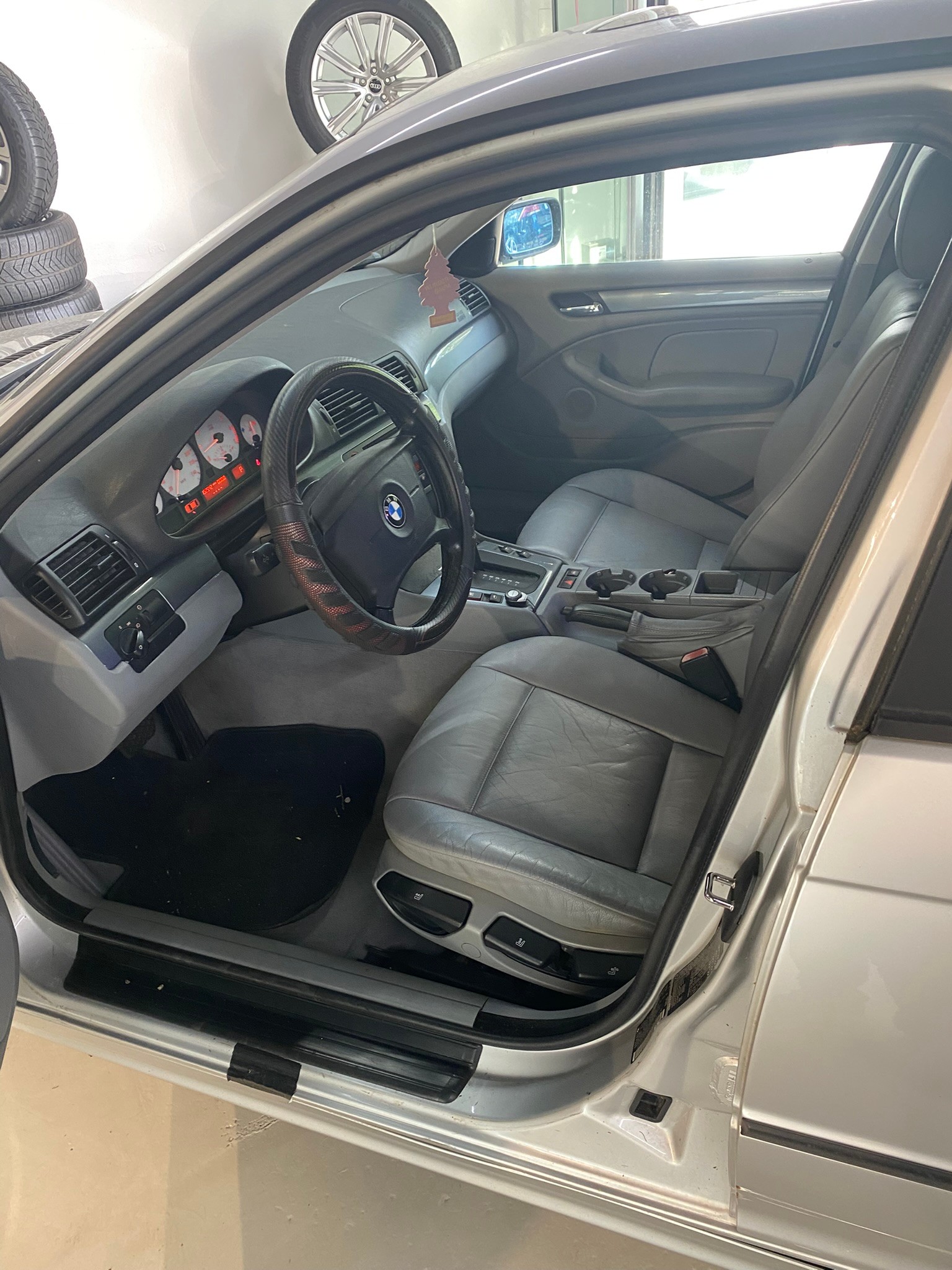 BMW 323i-image-15