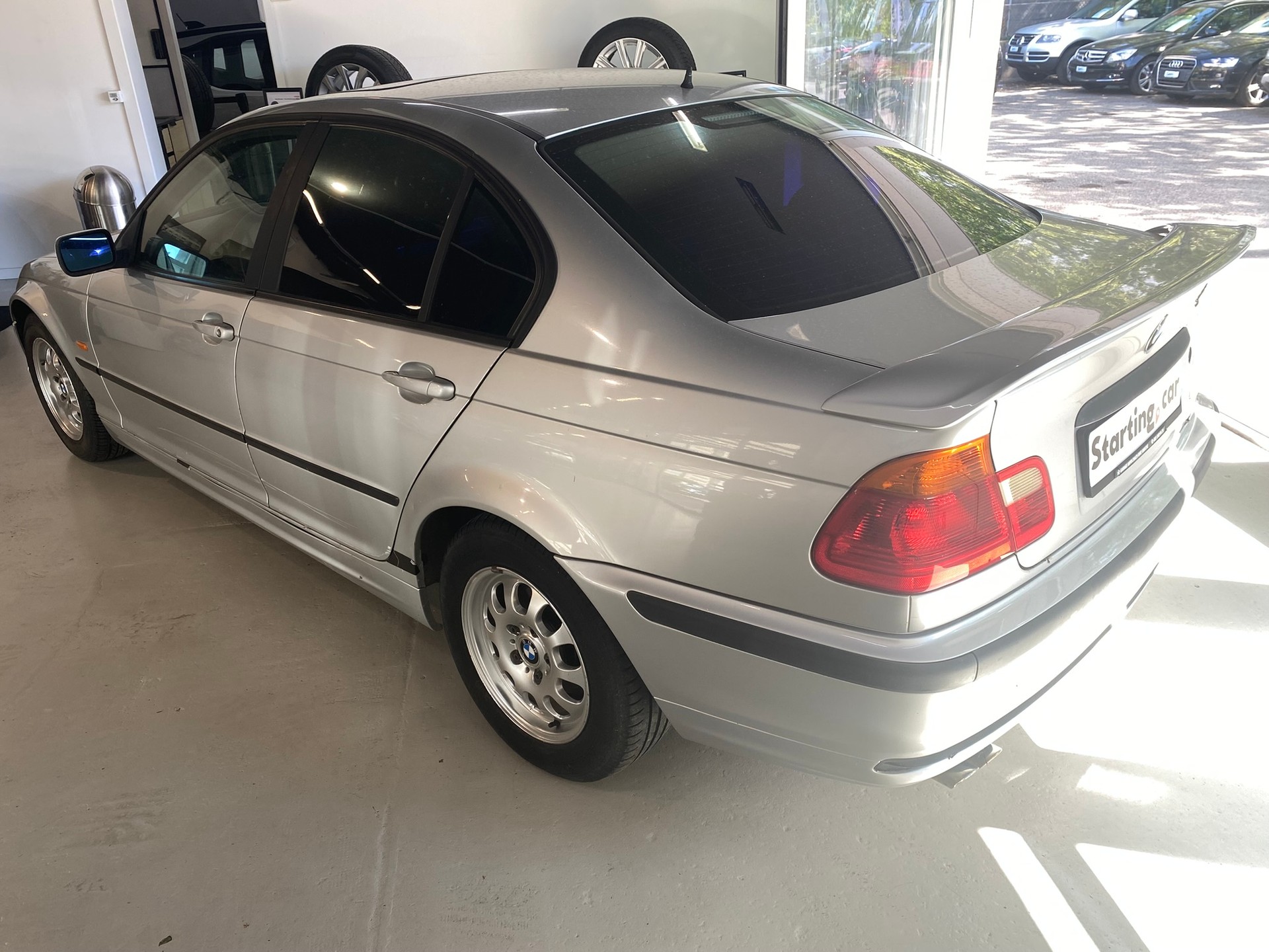 BMW 323i-image-10