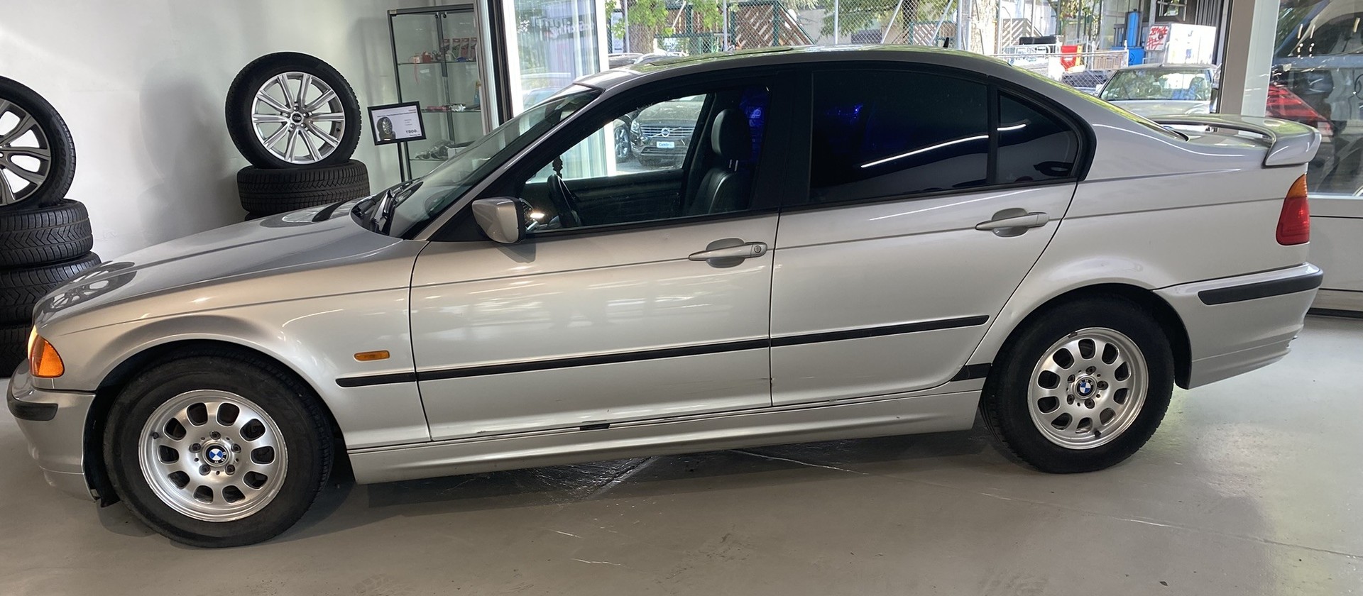 BMW 323i-image-8