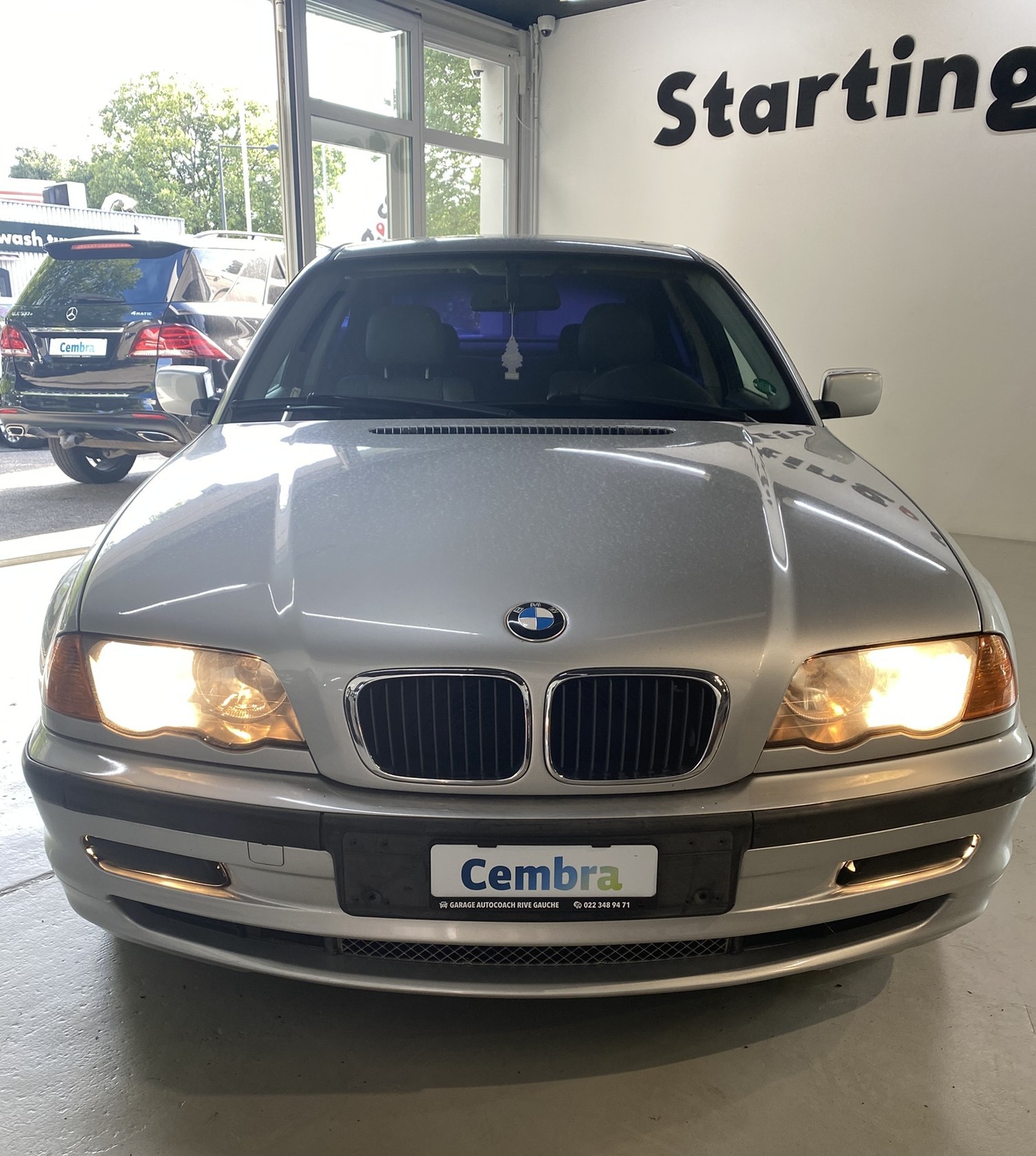 BMW 323i-showroom-element-1