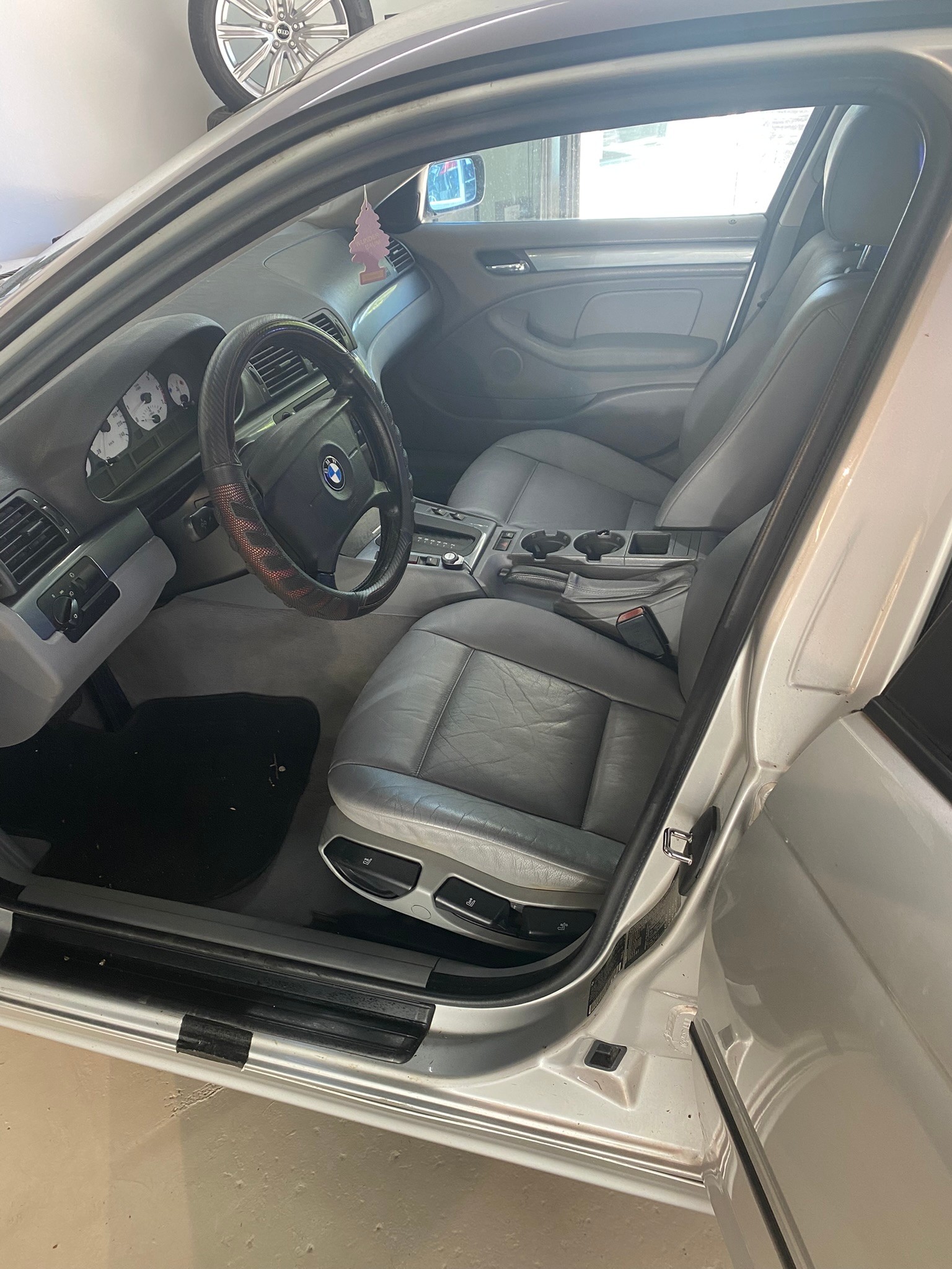 BMW 323i-image-19