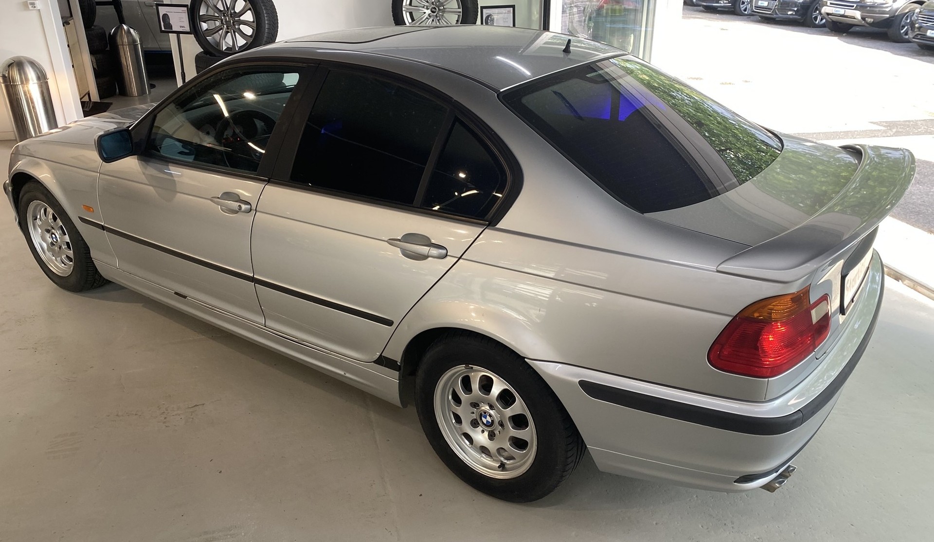 BMW 323i-image-9