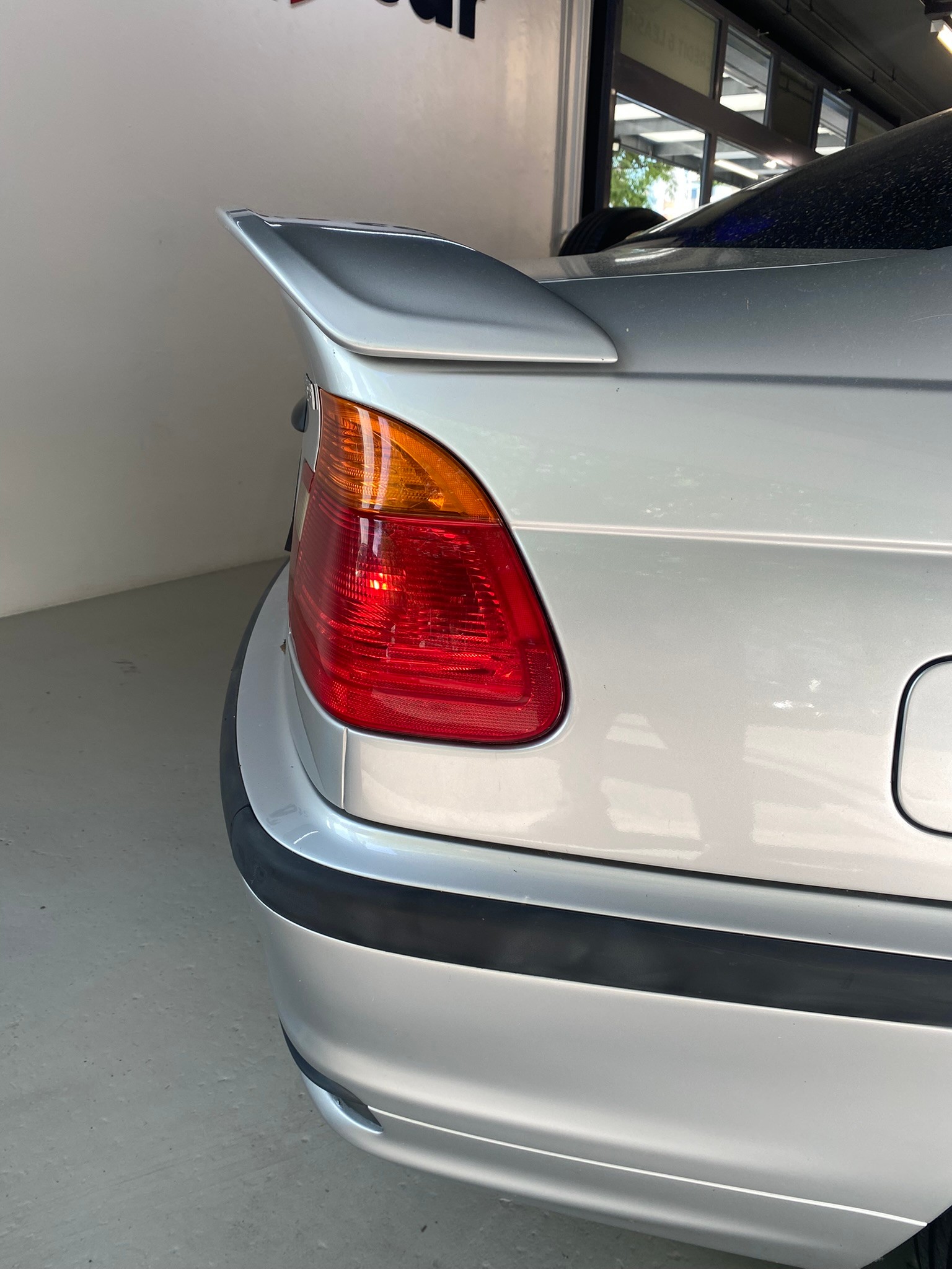 BMW 323i-image-11