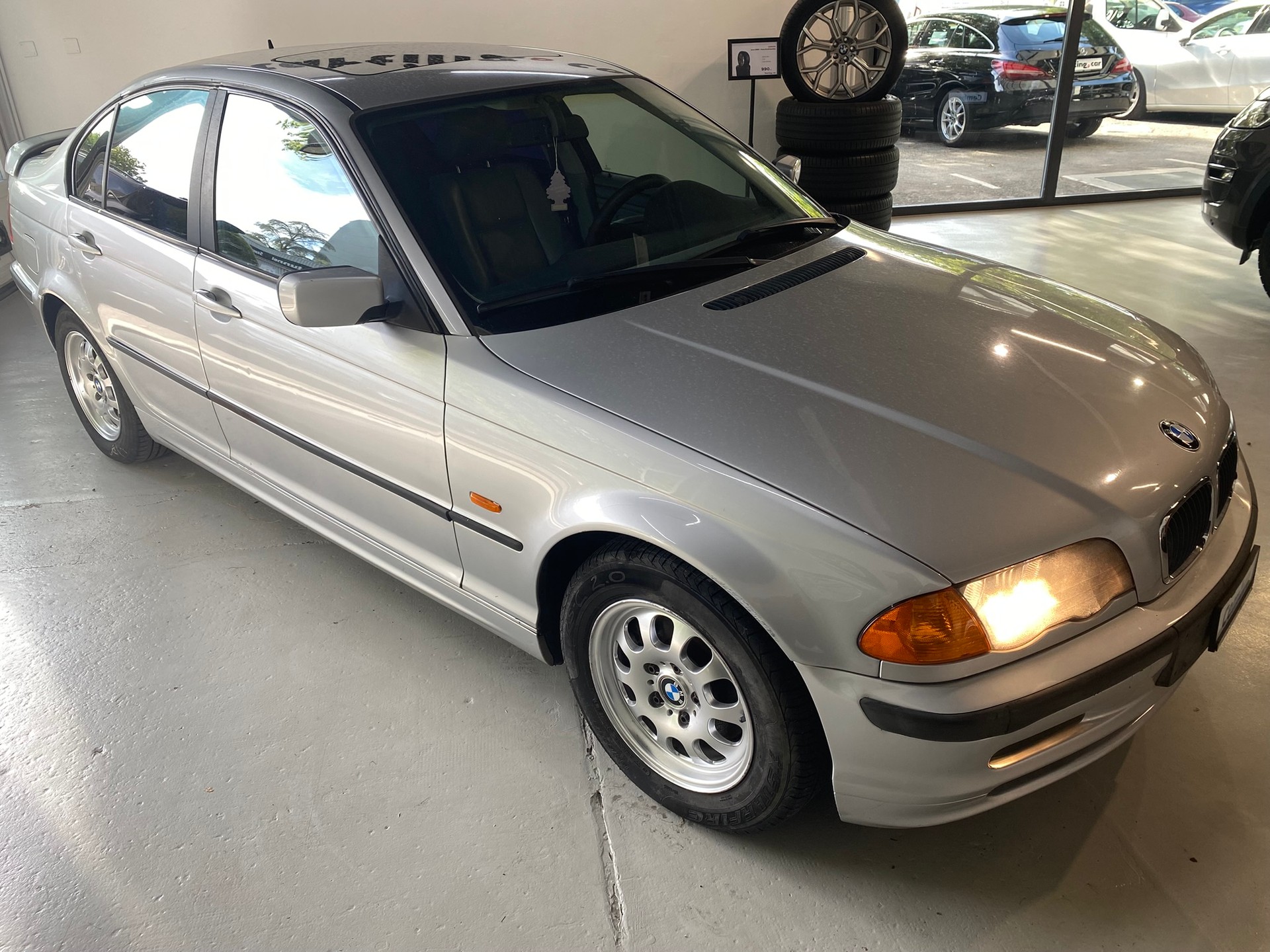 BMW 323i-image-4