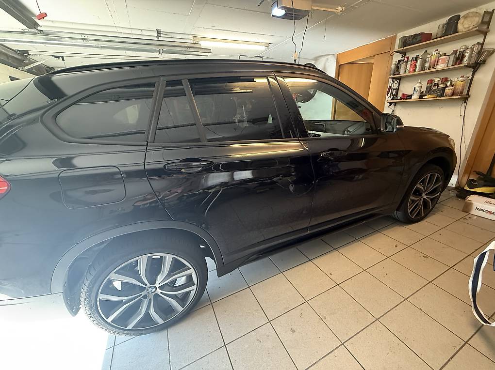 BMW iX1-image-0
