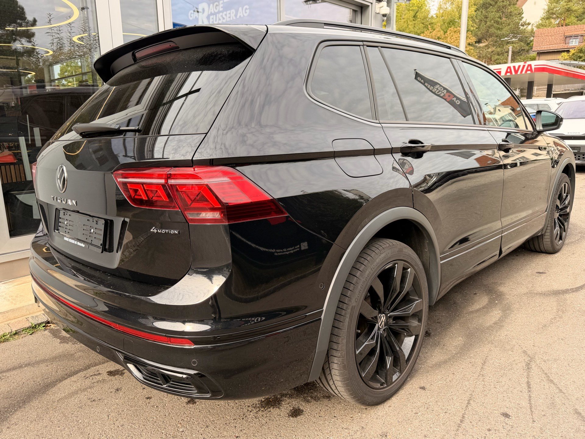 VW Tiguan Allspace R-LINE 4MOTION BLACK STYLE *** PANORAMAGLASDACH, 7-SITZER & ANHÄNGEKUPPLUNG***-showroom-element-3