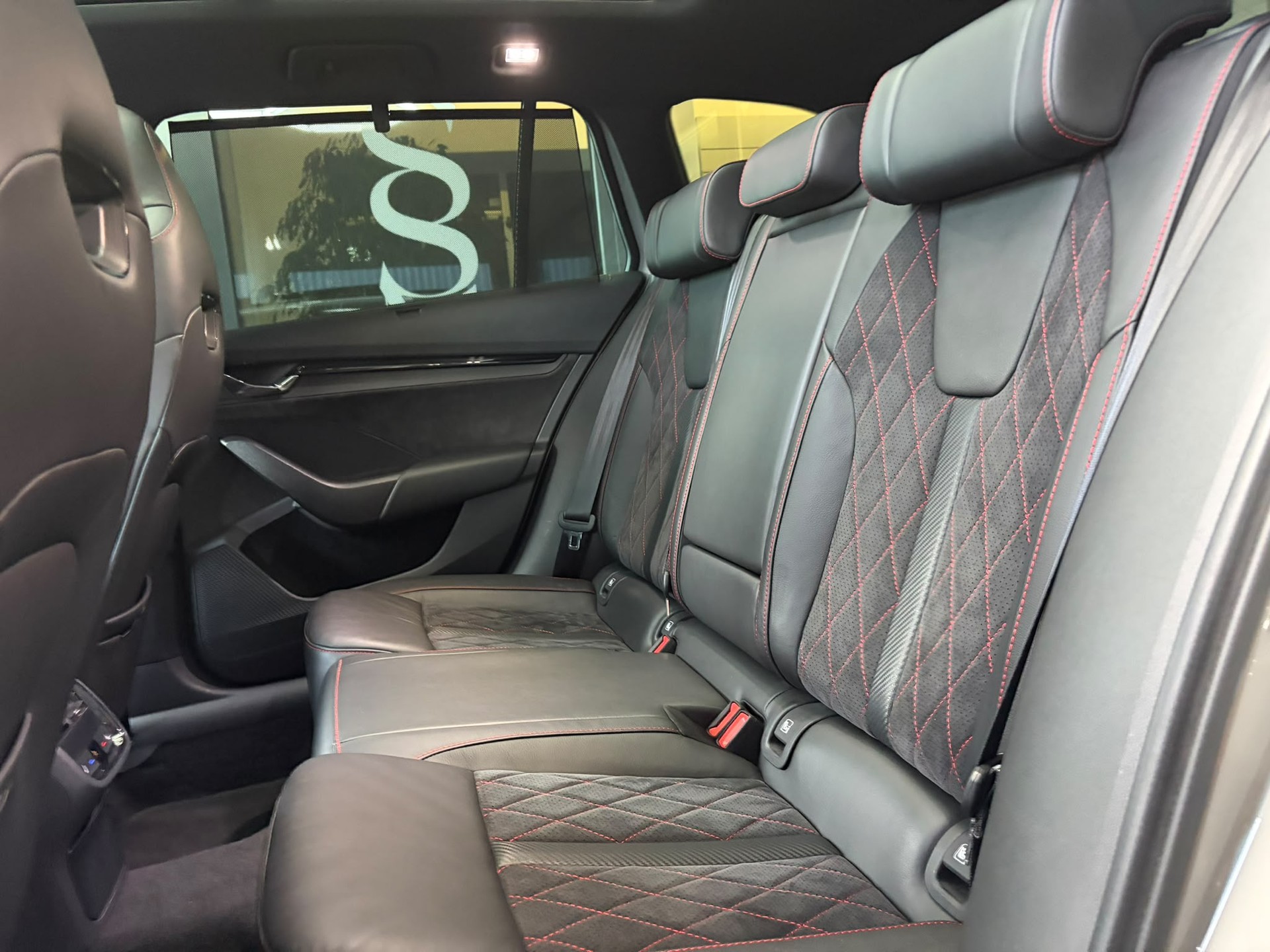 SKODA Octavia Combi 2.0 TDI DSG RS 4x4-image-12