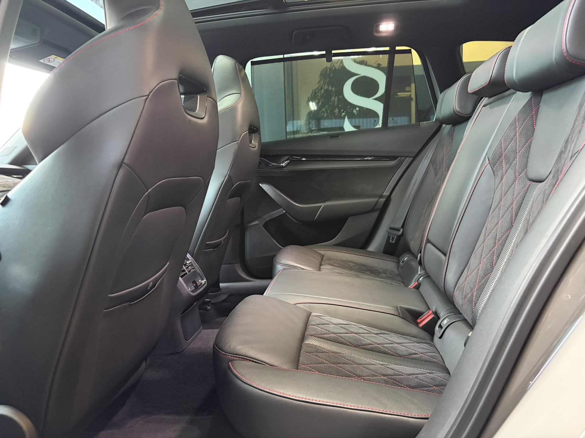 SKODA Octavia Combi 2.0 TDI DSG RS 4x4-image-11