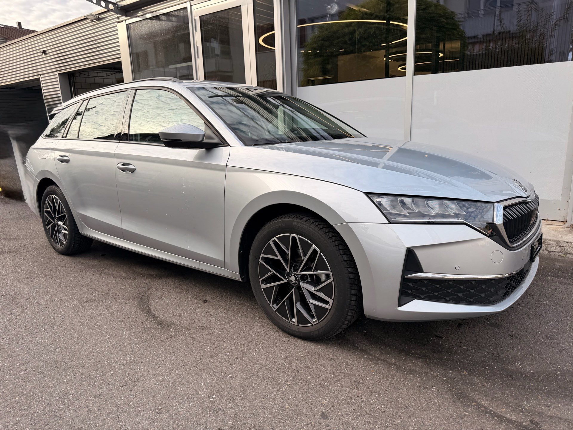 SKODA Octavia Combi 1.5 TSI mHEV 150 PS Selection ***ANHÄNGERKUPPLUNG SCHWENKBAR***-image-2