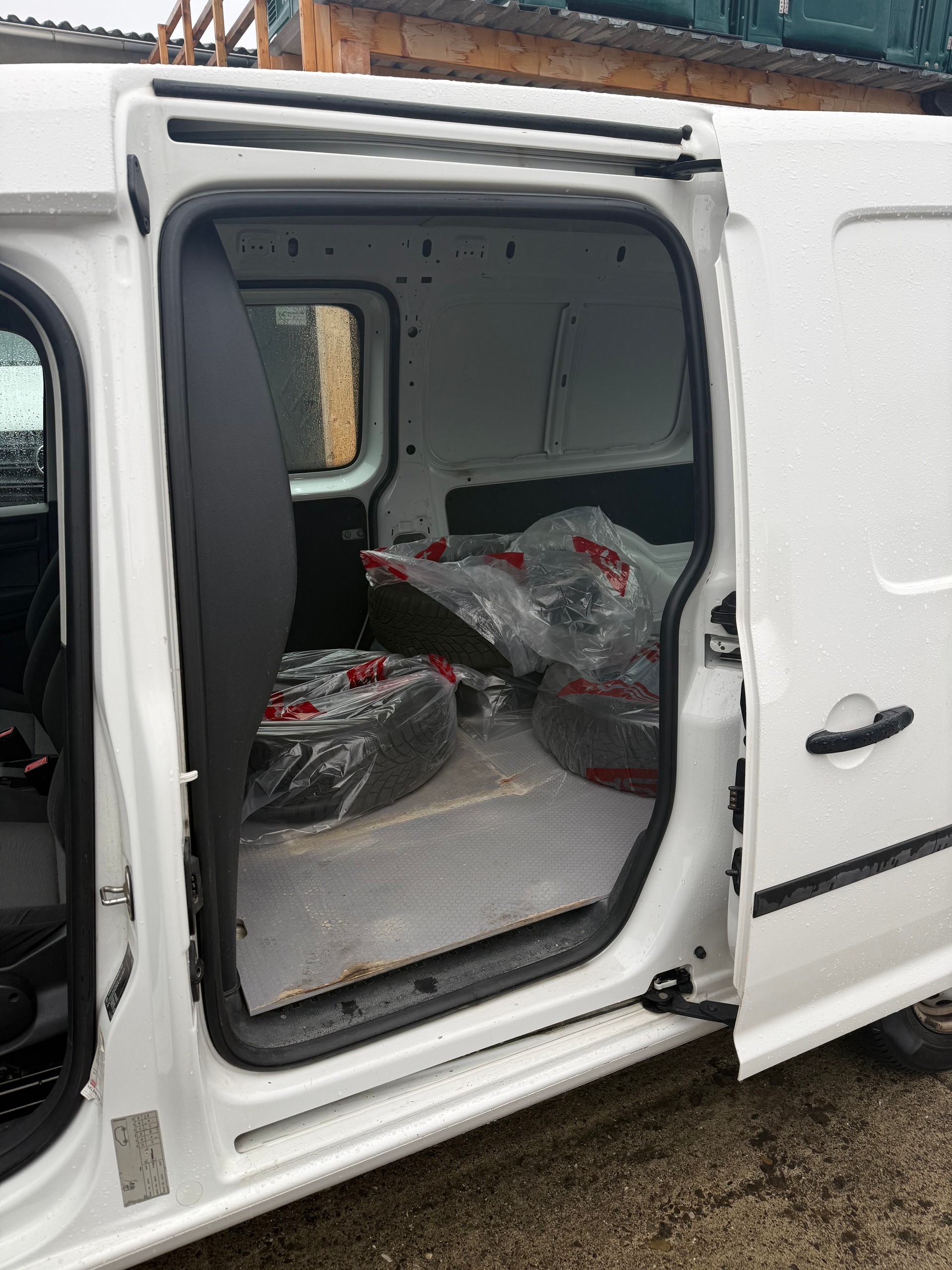 VW Caddy Maxi 2.0TDI BlueMotion Technology-image-8