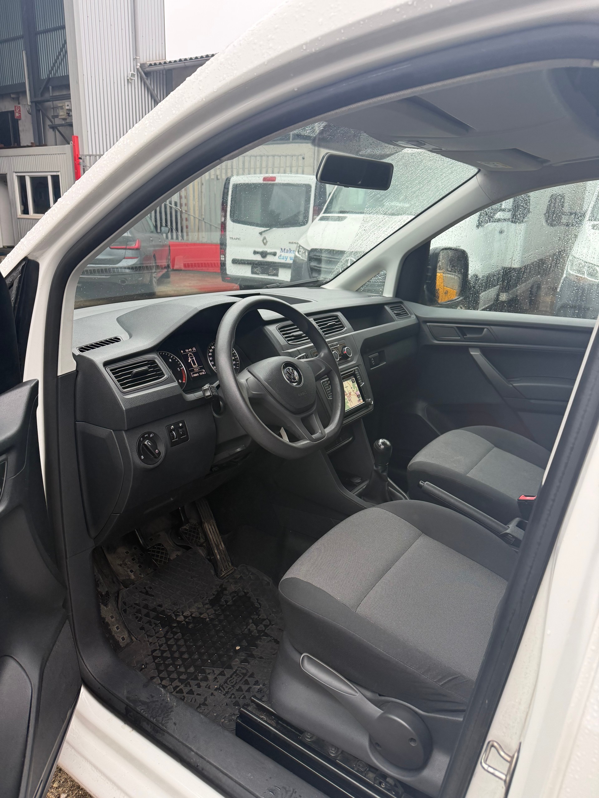 VW Caddy Maxi 2.0TDI BlueMotion Technology-image-5