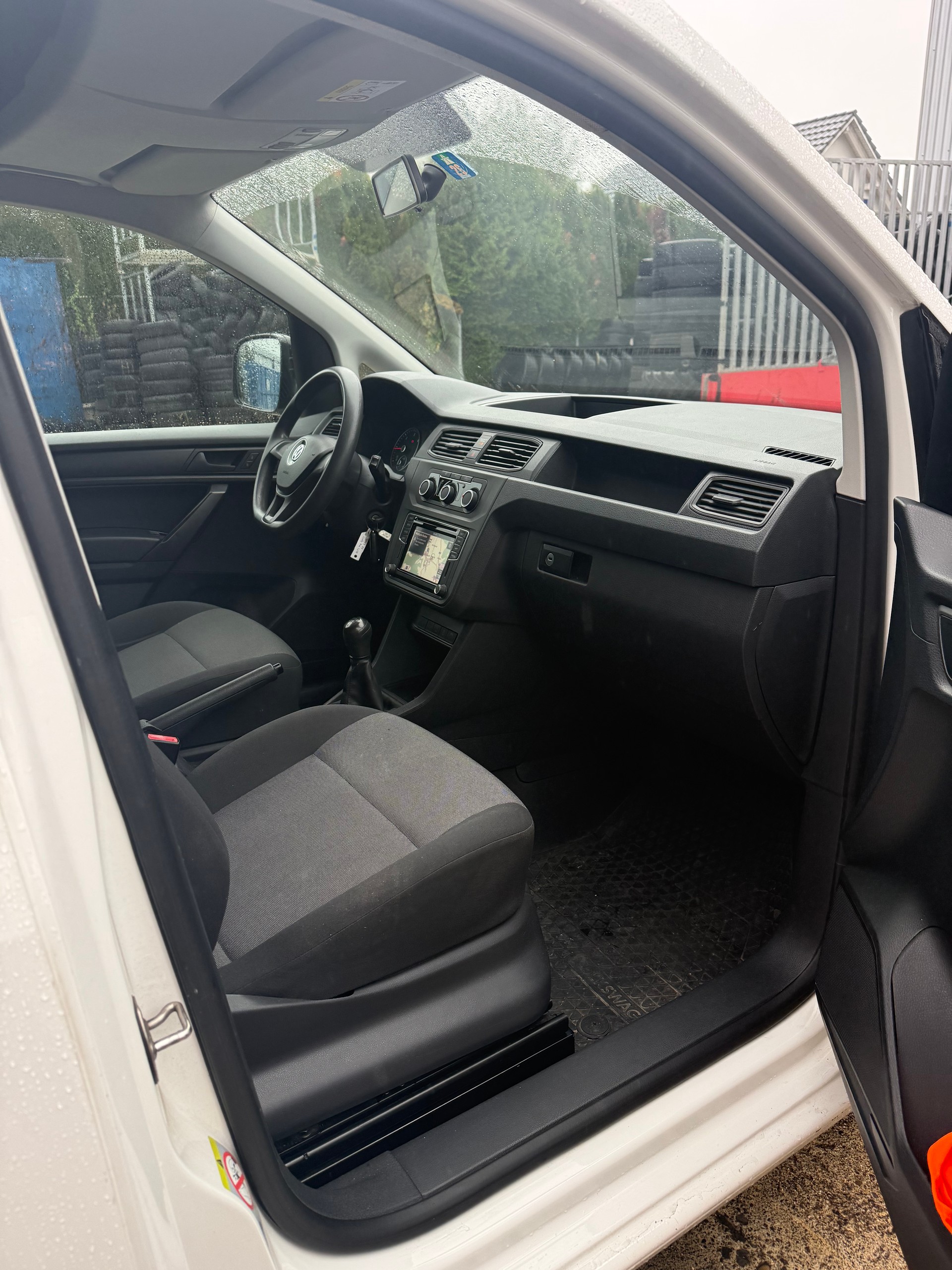 VW Caddy Maxi 2.0TDI BlueMotion Technology-image-6