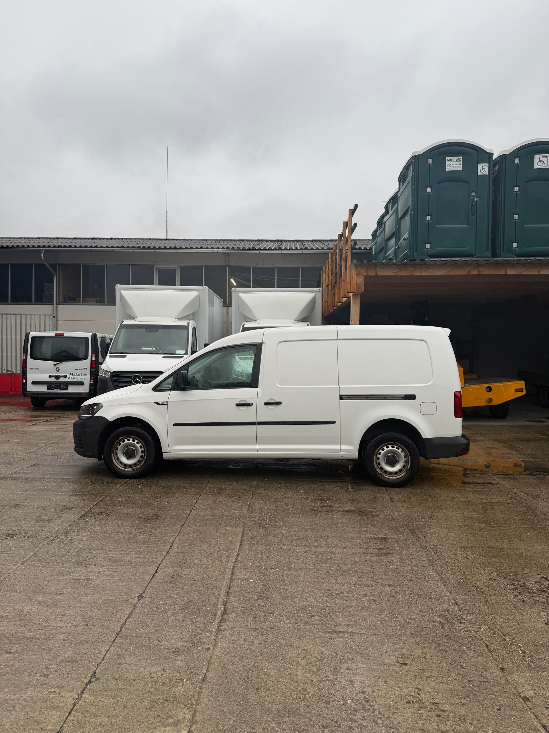 VW Caddy Maxi 2.0TDI BlueMotion Technology-image-2