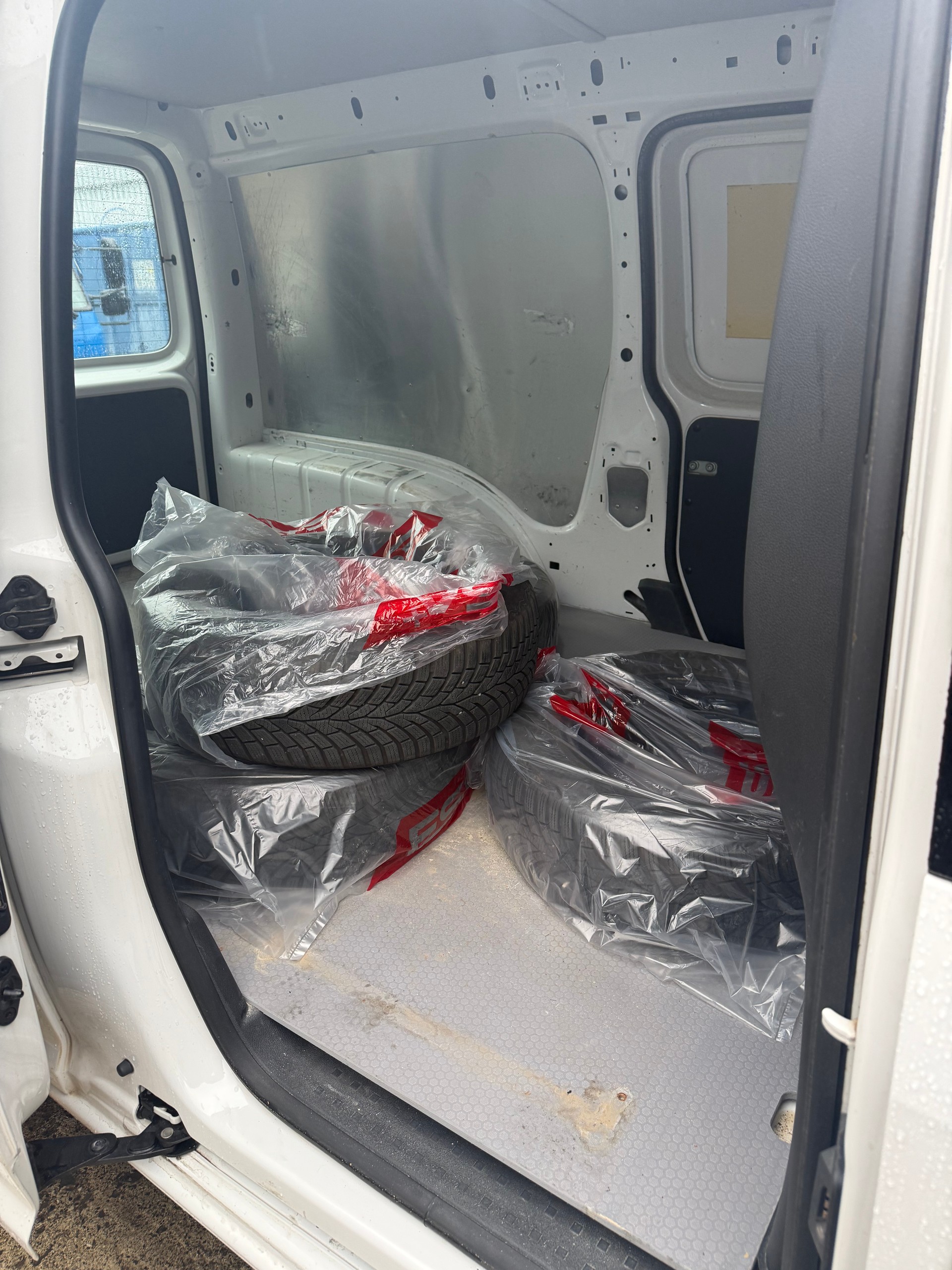 VW Caddy Maxi 2.0TDI BlueMotion Technology-image-9
