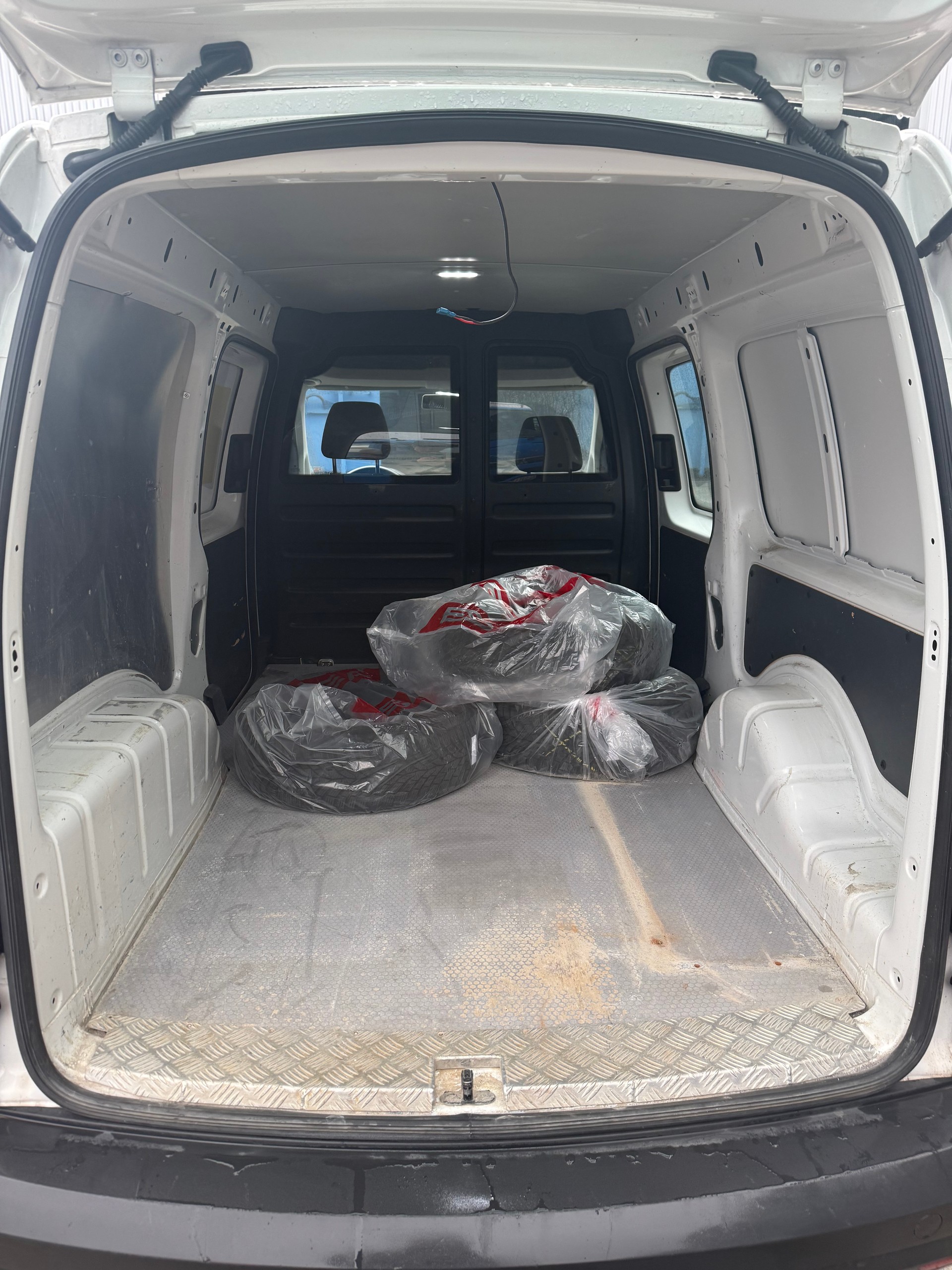 VW Caddy Maxi 2.0TDI BlueMotion Technology-image-7